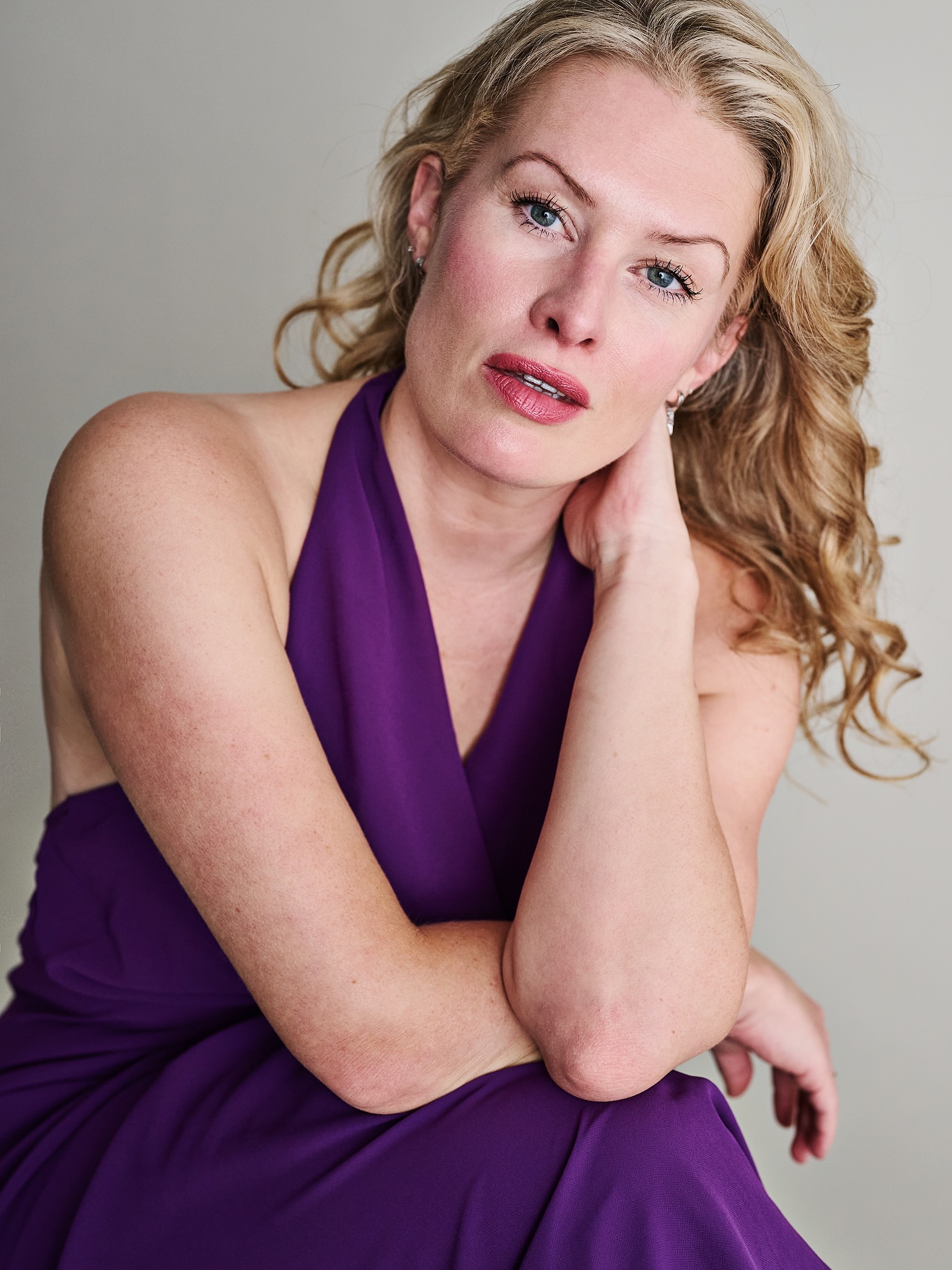 Happy humpday ya’ll!
Heating it up with headshot #3
By @ruthcrafer
In addition to being a *coughs* award winning voice actor I am also a trained and experienced in-vision actress with professional experience across tv, film, theatre and performance capture. Get in touch if you’d like to work together. ☺️
#tvdrama #commercial #film #vertical #britishactress #voiceactor #headshots