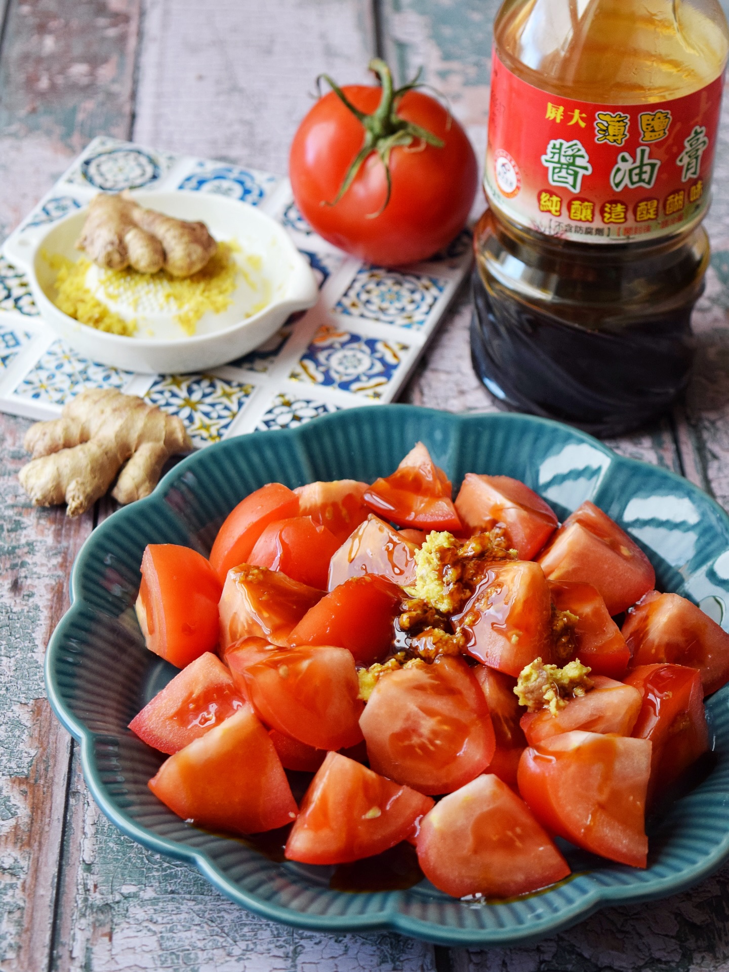 🍅 Trois ingrédients, zéro chichi, et pourtant, ce petit plat fait son effet à tout coup!
Des tomates bien mûres, coupées en quartiers. Un bon filet de jiangyou gao (醬油膏), une variété taïwanaise plus épaisse, à mi-chemin entre le sucré et le salé. Une dose de gingembre fraîchement râpé. C’est tout. ✨
Le résultat ? La tomate juteuse rencontre le soya caramélisé, le gingembre fouette les papilles. Ça fonctionne, tout simplement.
On le trouve souvent dans les petits restos familiaux de Taïwan 🇹🇼, servi à température pièce comme accompagnement ou comme snack fraîcheur. Je ferai découvrir cet ingrédient et bien plus lors de mes ateliers « Saveurs de Taïwan » à venir! #jiangyougao #taiwanesefoodie #simplementbon