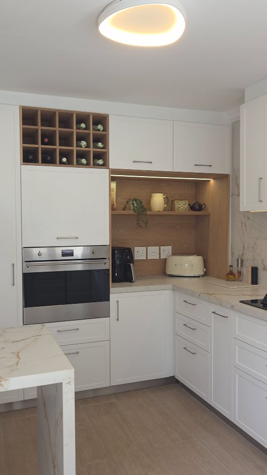 Elevate your cooking game in this stunning kitchen! With its perfect blend of modern style, clever storage, and luxurious materials, you'll never want to leave.
#KitchenDesign #ModernKitchen #HomeInspo #WhiteKitchen #MarbleLook #KitchenGoals #InteriorDetails #TimberAccents #CleanAesthetic #HomeStyling #KitchenInspiration #NeutralHome #minimalliving #camiinteriors