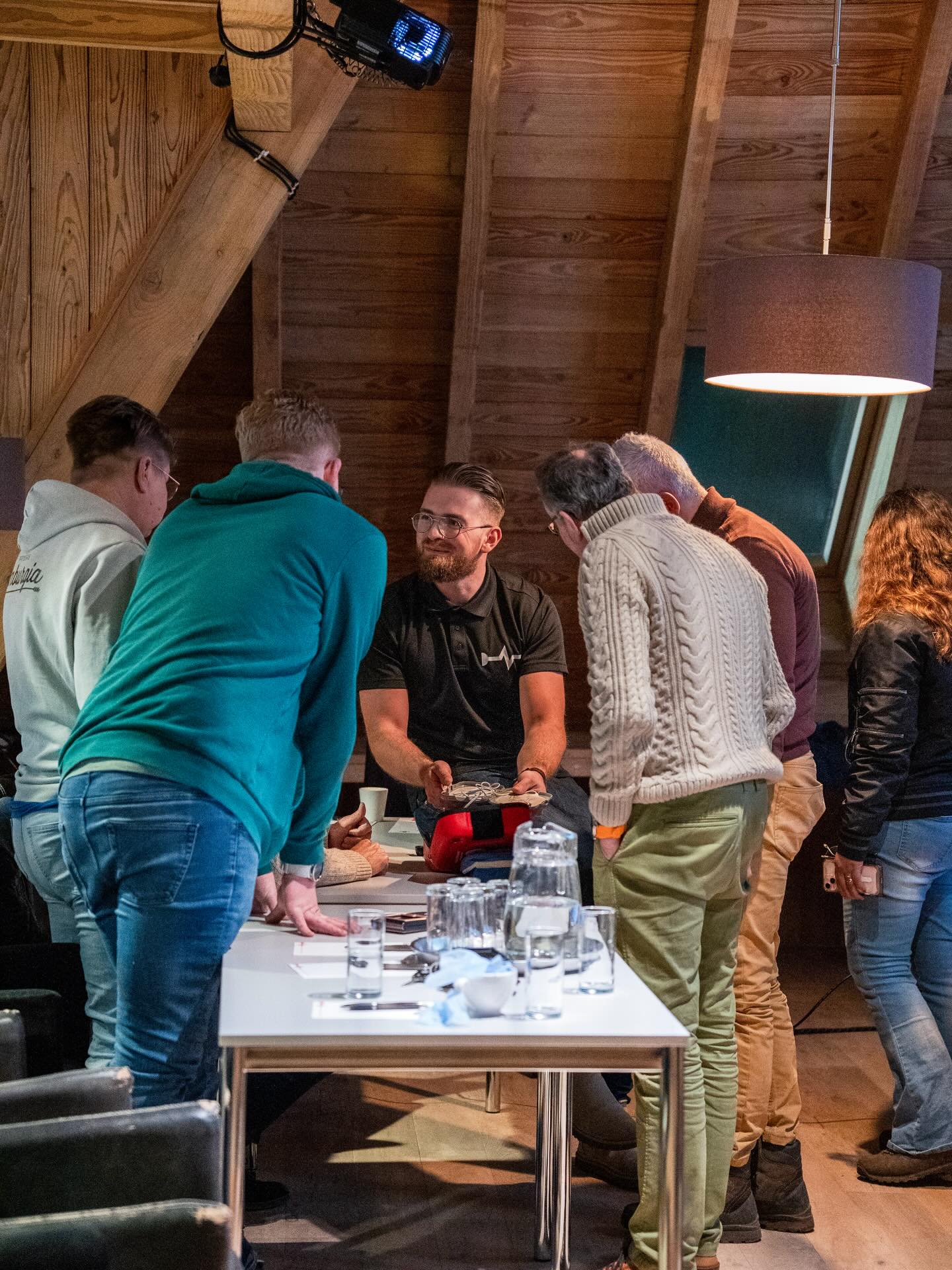 De AED.
Verhoogt de overlevingskans bij een hartstilstand van 20% naar 70%.
En toch weet bij de meeste bedrijven niemand hoe hij écht werkt. Niemand durft hem te pakken als het erop aankomt.
Tot ik langskom.
Dan leert iedereen binnen 15 minuten:
* Waar die hangt
* Hoe je hem opent
* Hoe je de plakkers plakt
* En dat die “SCHOK TOEDIENEN” kan roepen
Want het is doodsimpel.
Als je het één keer hebt gedaan.
Jouw AED hangt ook alleen maar te stof te vangen? Of ga je eindelijk zorgen dat hij levens redt als het echt nodig is?
DM = En ik kom hem uitleggen.
#veiligheid #safetyfirst #bedrijfshulpverlening #BHV #ehbo #veiligheidsbewustzijn #bedrijfsveiligheid #veiligewerk #noodsituaties #levensreddendhandelen #praktijkgerichteopleiding #eerstehulp #AED #BHVpoint #TeamBHVpoint #BHVpointTraining #putten #Veluwe #Ermelo #Harderwijk #nijkerk