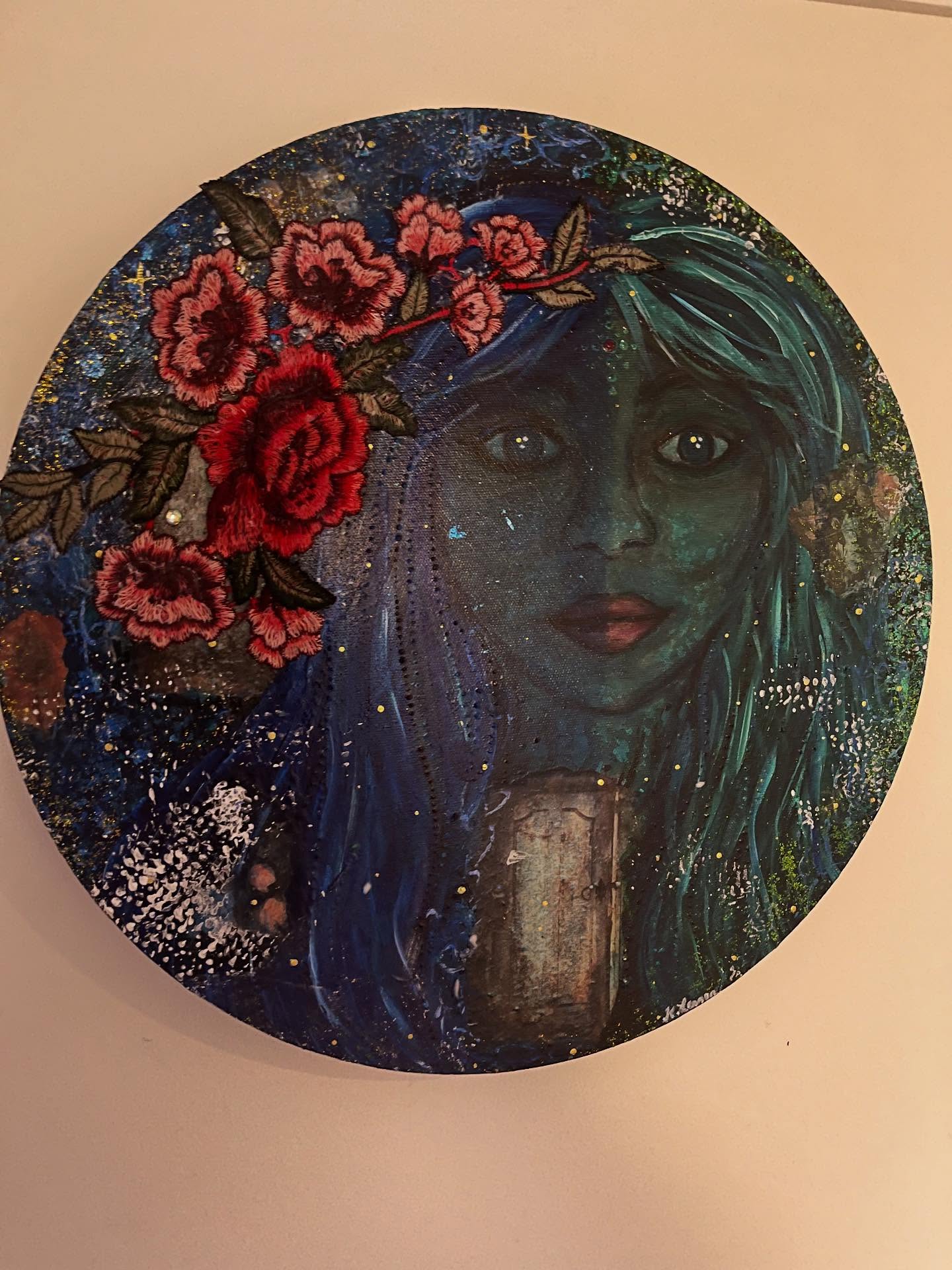 Playing with mixed media on a painting that’s been a long time work in progress…’Soul Sister’ Also making some pretty little bowls available for sale at Seaside Artists Gallery Redcliffe Qld. ✨👩🎨🙂✨