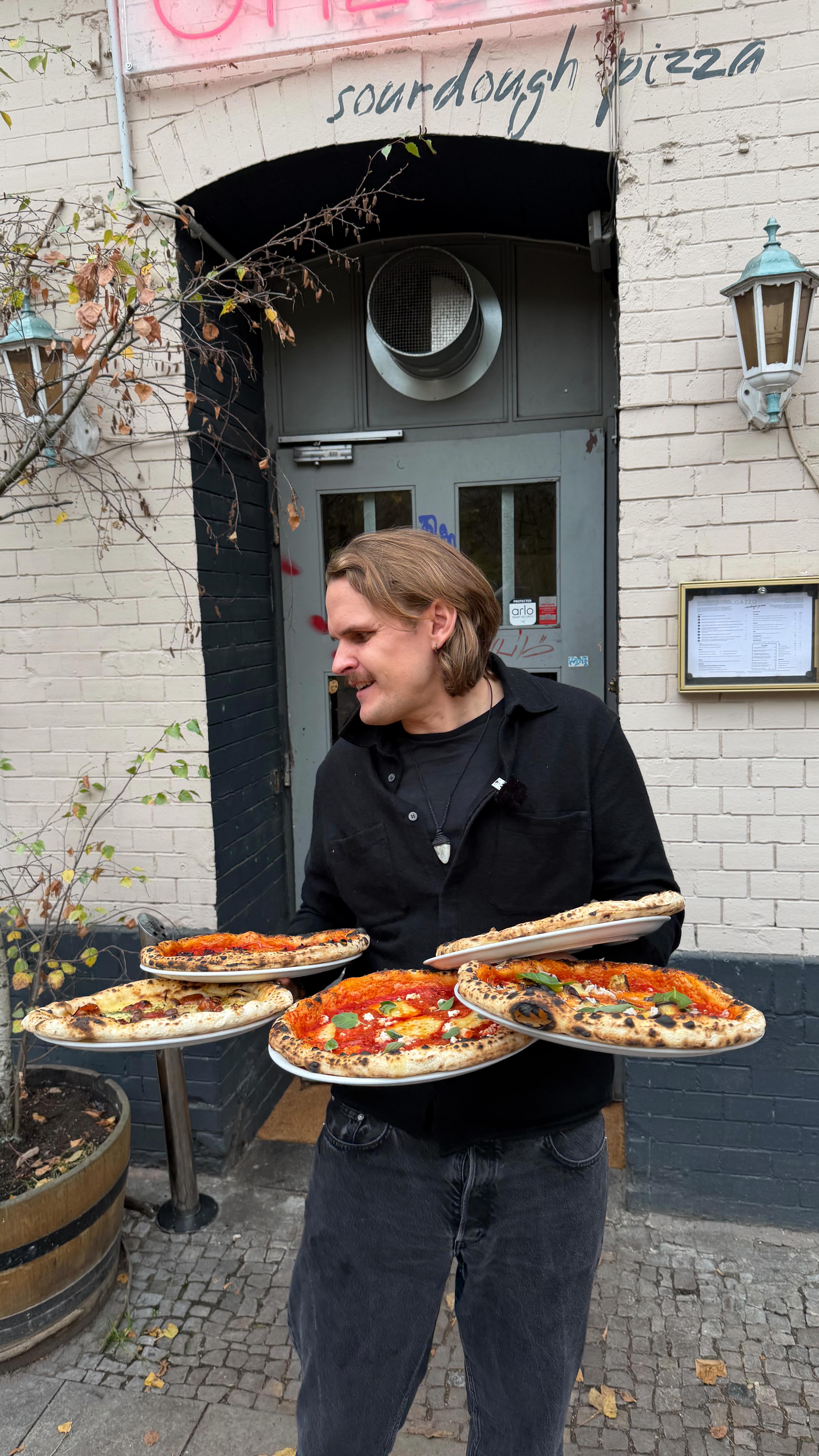 New lunch specials. Weekdays from 12:00-16:00. €13,50 each 😘
🫒 Monday: Artichoke, Taggiasca olives, semi dried tomato, mozzarella, chives
🌭Tuesday: Yellow marinara with Salsiccia di Gazzo from @thesausagemanneversleeps
🍆 Wednesday: Roasted aubergine, 24-month Parmesan, garlic, tomato sauce, mozzarella, basil
🔥 Thursday: ‘Nduja, red onion, tomato sauce, mozzarella, parsley
🌶️🍯 Friday: Spicy salami, hot honey, ricotta, tomato sauce, mozzarella, oregano