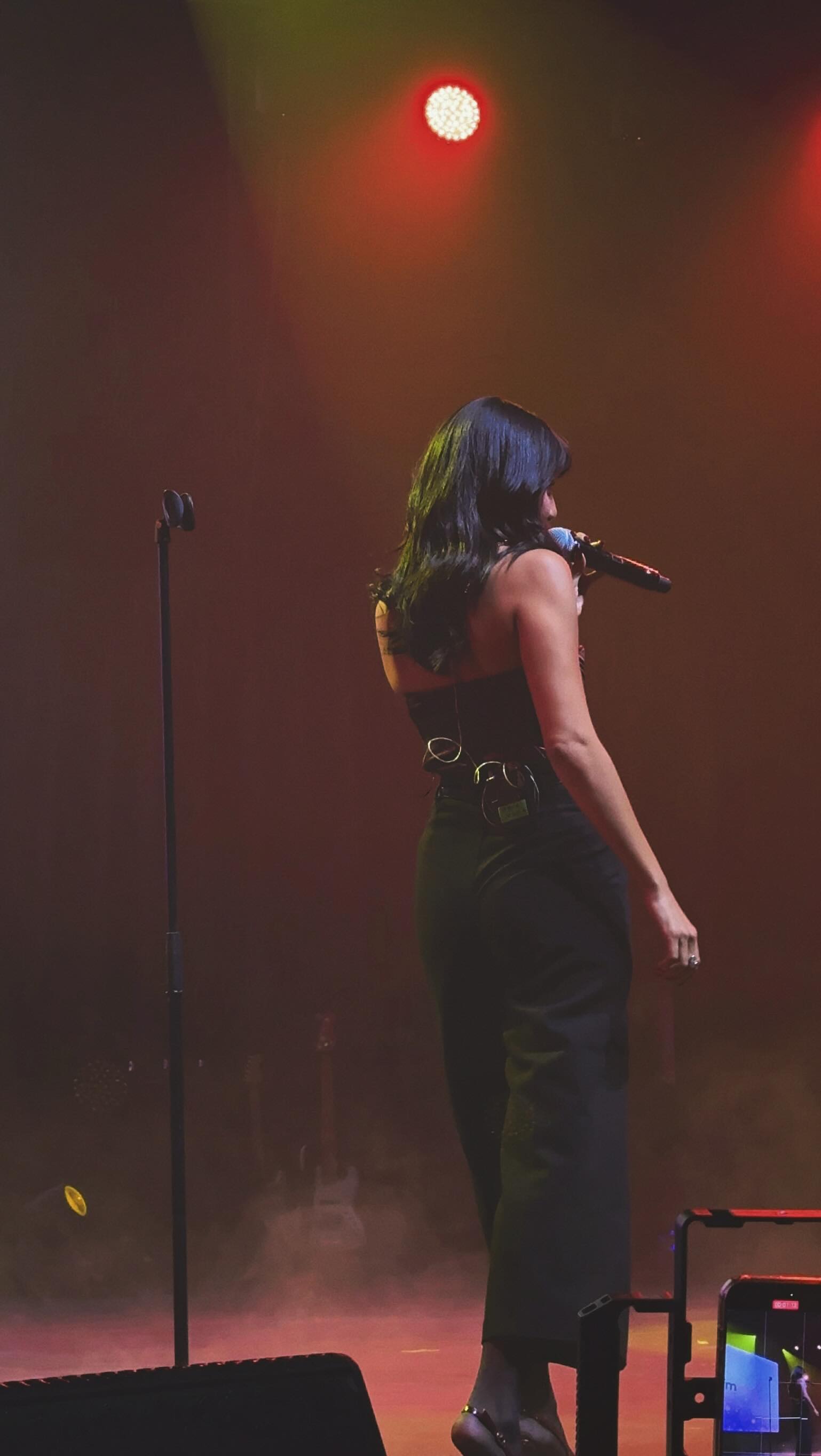 Il y a quelques mois encore elle chantait derrière son téléphone.
Hier soir, c’était devant 10 000 personnes.
Même voix. Même sincérité. Juste un peu plus de lumière. @oria__off
Merci à @champagnefm pour la confiance et l’accueil.
Et merci au public pour cette énergie incroyable. 💫