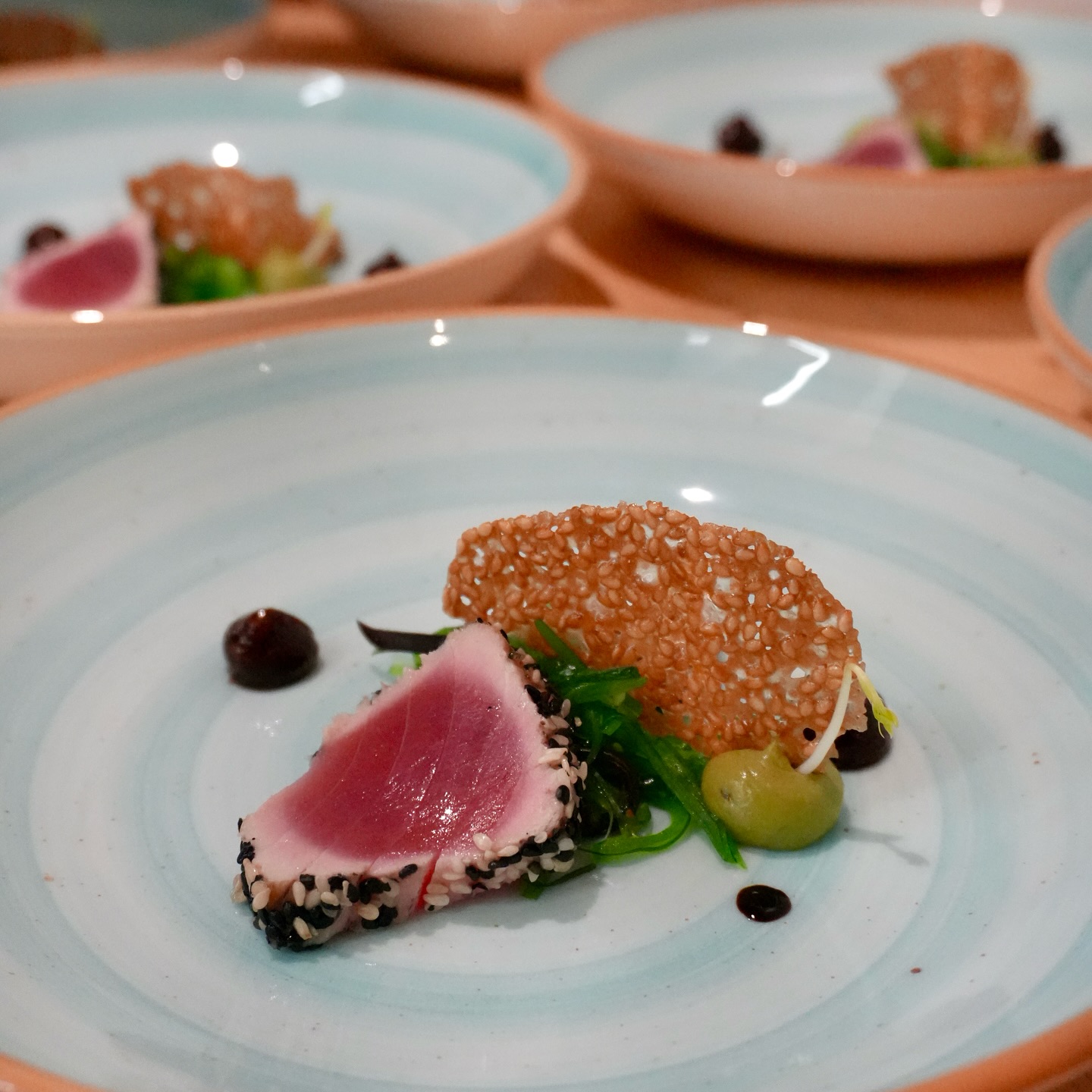 Zart angebratene Thunfisch-Tataki in Sesamkruste, dazu Algensalat, Edamame und ein knuspriger Sesamchip – frische Küche mit Liebe zum Detail.
#pier6 #bremerhaven #fischgenuss #tuna #finefood #foodart