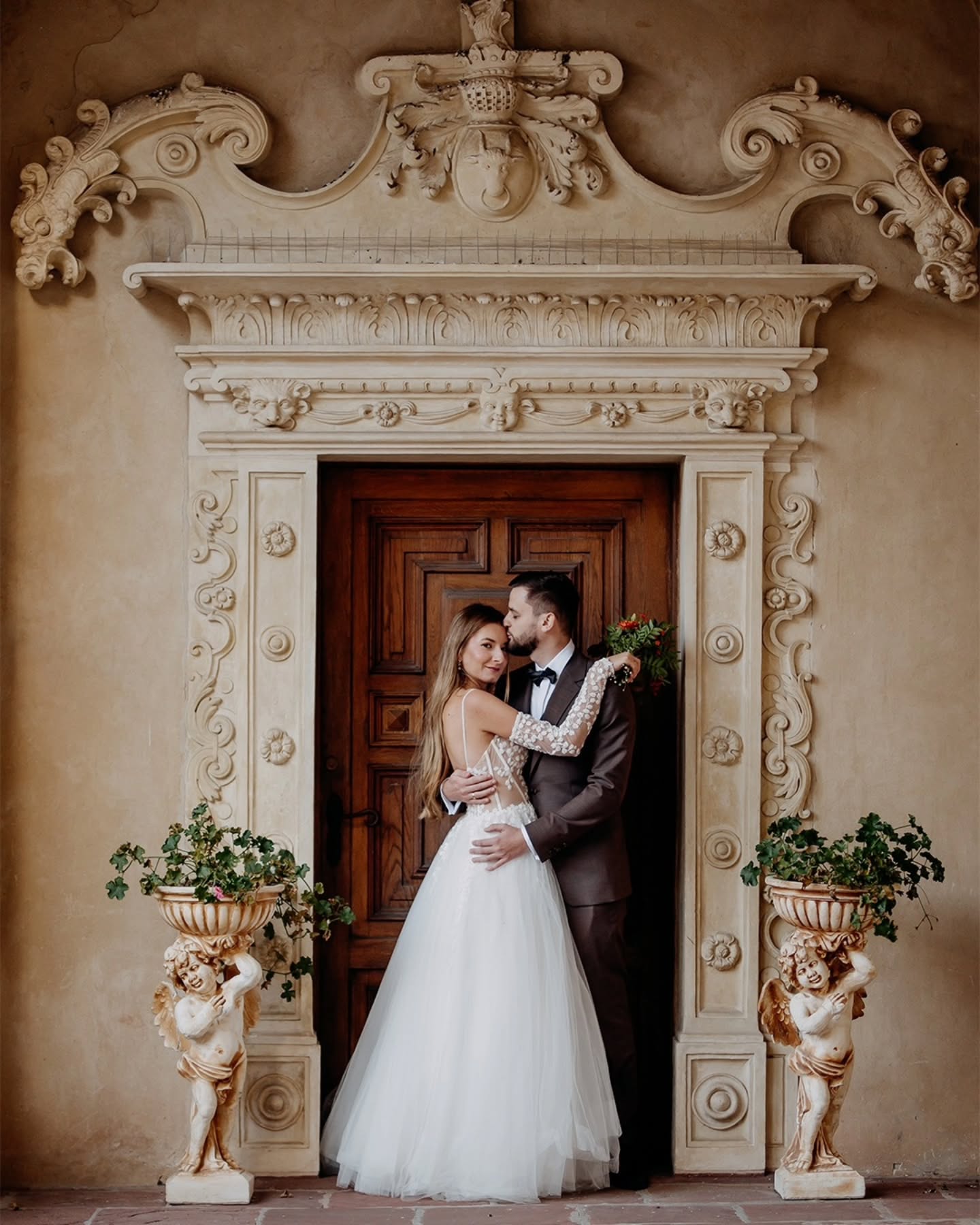 Jeszcze ostatnie szlify i dziś w nocy do Patrycji i Michała powędruje galeria z ich zdjęciami. Tymczasem kilka klatek z sesji plenerowej w Baranowie Sandomierskim.Piękna para, piękne światło, piękna pora roku. Zagrało nam wszystko... Przyznam, że coraz trudniej wybierać mi zdjęcia do publikacji, bo chętnie wrzuciłbym tutaj całość 😉#ślub #wesele #paramłoda #fotografślubny #fotografiaślubna #fotografrzeszów #momenty #sesjaplenerowa #reportażślubny #ślubpodkarpacie #weselepodkarpacie #sesjafotograficzna #emocjewkadrze #ślubneinspiracje #ślubnemomenty #dron #dronephotography
#dji #viltrox #nikon #wedding #photoshoot #moments #weddinginspiration #weddingstory #weddingvenue #sweetlove