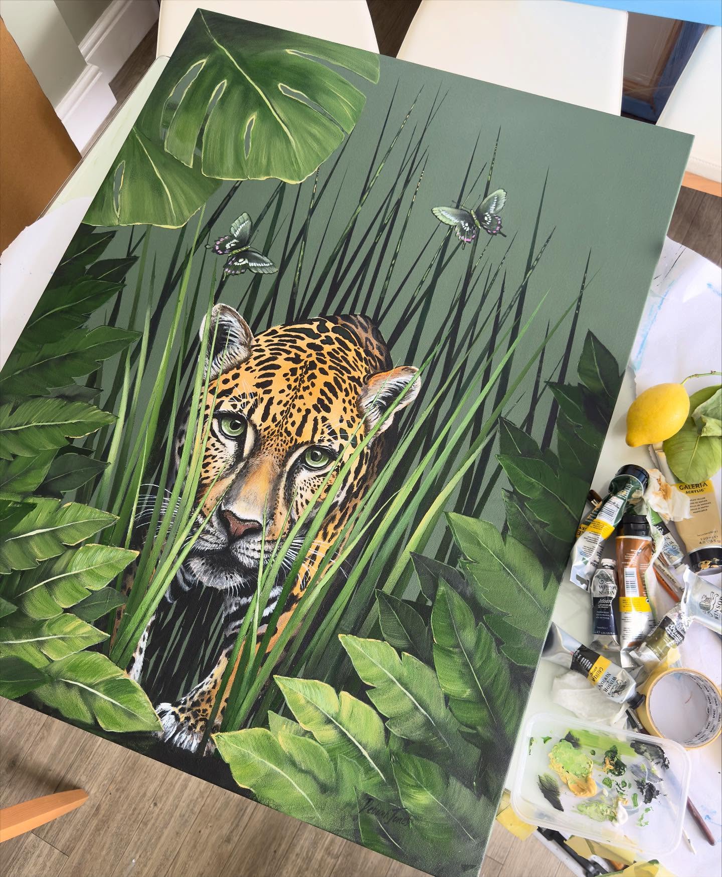 My art's journey: studio, gallery window, art fair... and now, a new home! 😍 The Huntress looks stunning here. Thank you to @au_livedesign for sharing! 👌🐆
@affordableartfairuk @thehydegallery
#home #designer #interiordesigner #painting #art #artwork #artfair #sold