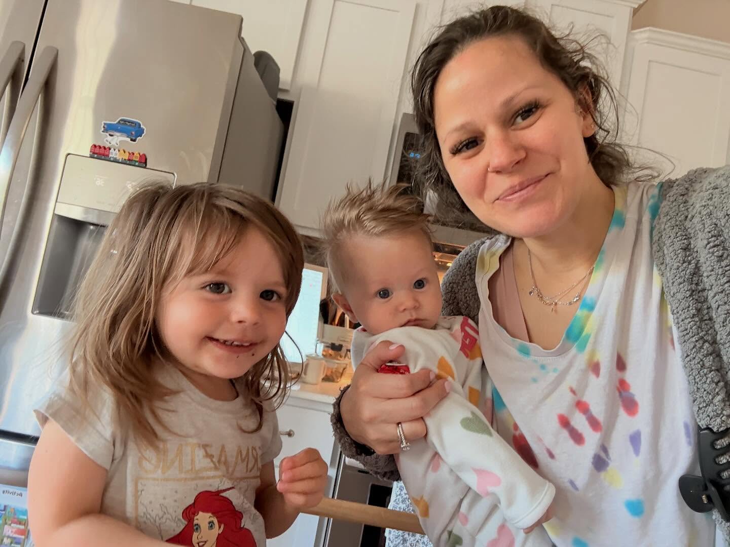 Making apple oatmeal bars because we’re in our endless snack era and I refuse to fill the pantry with junk 😆. Happy Sunday everyone!