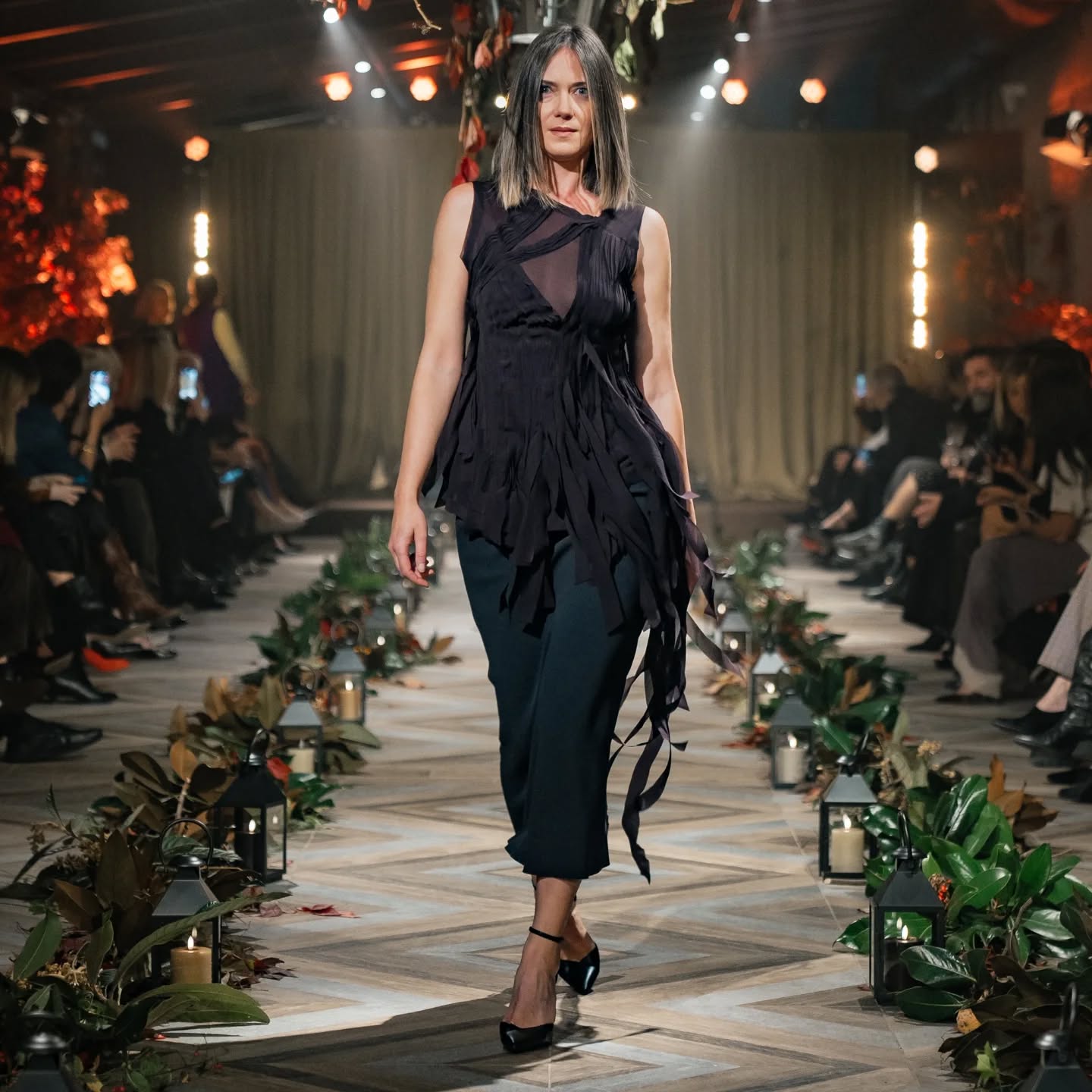➖️ Our top features Striped applications: this unique workmanship creates a flattering, figure-hugging effect that enhances the silhouette and ensures fluid, dynamic movement with every step. ➖️
➖️Top in tessuto con applicazioni di Strisce: una lavorazione che crea un effetto fasciante il quale esalta la silhouette, garantendo al contempo un movimento fluido e dinamico ad ogni passo.➖️
#striped #flatteringdress
#dynamic #fashiondetail #madeinitaly
#fluid #catwalk
#leggerezza #silk #fabric