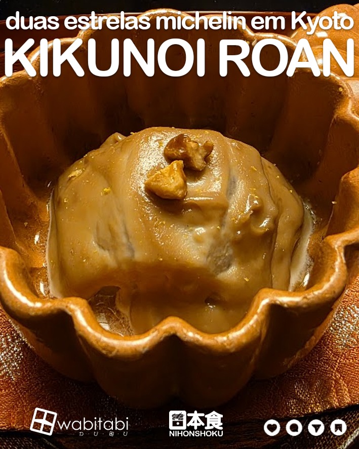 Muitos sabem que não sou fã de restaurantes estrelados, mas como parte do nosso protocolo gastronômico de viagem, sempre incluo ao menos uma casa com esse tipo de reconhecimento.
Desta vez, fomos conhecer o Kikunoi Roan 菊乃井 露庵, já que o Kikunoi Honten 菊乃井 本店 eu já conheço bem — foi, inclusive, o palco da confraternização da 10ª Turma dos Sake Samurais, onde tive a honra de ser nomeado.
Ambas as casas pertencem ao lendário chef Yoshihiro Murata, também Sake Samurai e Embaixador da Boa Vontade para a Difusão da Gastronomia Japonesa — meu Senpai, com muito orgulho.
Brindamos o jantar e a viagem com o saquê da casa, aromatizado com crisântemo, antes de iniciarmos o Kaiseki Ryōri de Outono — Kannazuki, um banquete que celebra a estação das folhas douradas.
Zensai (aperitivo): nabo bebê cozido lentamente, servido com molho de missô e noz, finalizado com um toque de yuzu.
Hassun (entradas sazonais): oshizushi de cavalinha, castanha, camarão marinado em vinho de arroz oxidado chinês e romã em casca de sudachi, ayu com ovas, batata-doce moldada como folha de ginkgo, “agulhas de pinheiro” feitas com chasoba e nozes de ginkgo glaceadas com saquê.
Mukōzuke (sashimi): madai e cavalinha espanhola com gelatina de ponzu, pasta de crisântemo e wasabi fresco; além de chūtoro de hon maguro com mostarda e gema marinada em shoyu.
Wanmono (sopa): dobinmushi de congro, cogumelo matsutake, mitsuba e yuzu.
Yakimono (grelhado): ayu com ovas, pasta de shiitake fermentado e vinagre tadezu.
Shiizakana (prato principal): rolo de salmão e rabanete, mibuna, conserva de uoze, maitake e pepino com molho de gergelim; lula marinada com karasumi, tofu fermentado com pétalas e folhas de crisântemo e pargo salgado.
Wagyū de Kyoto grelhado com tarê de sanshō.
Gohanmono (arroz): gohan com camarão e castanhas, acompanhado de sopa de bardana e tsukemono.
Mizumono (sobremesa): sorvete de castanha e pudim de creme.
Um jantar inesquecível, senhoras e senhores.
Só escorregou no sorvete, que não pertence ao washoku — mas quem liga, depois de uma sinfonia dessas?
#KaisekiRyori
#KikunoiRoan
#SakeSamurai
#GastronomiaJaponesa
#OutonoNoJapão