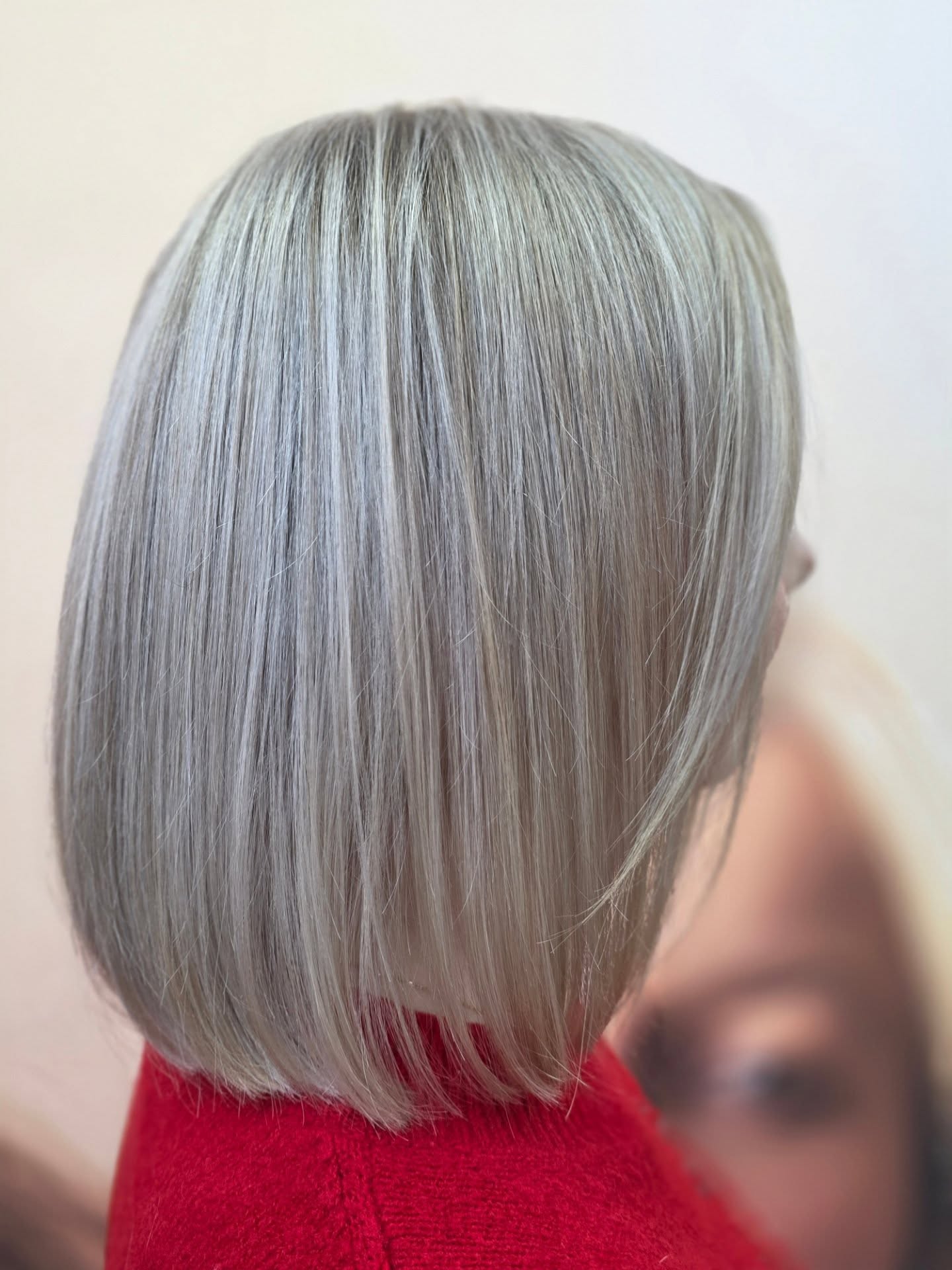 💎 𝙱𝚕𝚘𝚗𝚍 𝚙𝚘𝚕𝚊𝚒𝚛𝚎 & 𝚌𝚊𝚛𝚛𝚎 𝚜𝚝𝚛𝚞𝚌𝚝𝚞𝚛𝚎 💎
Un look lumineux, moderne et élégant ❄️
Idéal pour sublimer les teints clairs et apporter un effet “frais” immédiat ✨
👉 Résultat : une brillance miroir et une coupe pleine de caractère !
📍L’Esprit Coiffure – Noyelles-Godault
💻 Réservez votre rendez-vous sur
Www.espritcoiffure.fr
#lespritcoiffure #blondpolaire #coiffurefemme #coupedraite #bobhaircut #blondehair #hairgoals #coiffeurhautsdefrance #noyellesgodault #glossyhair #hairtransformation #hairinspo #blondfroid #platinuim #polaire