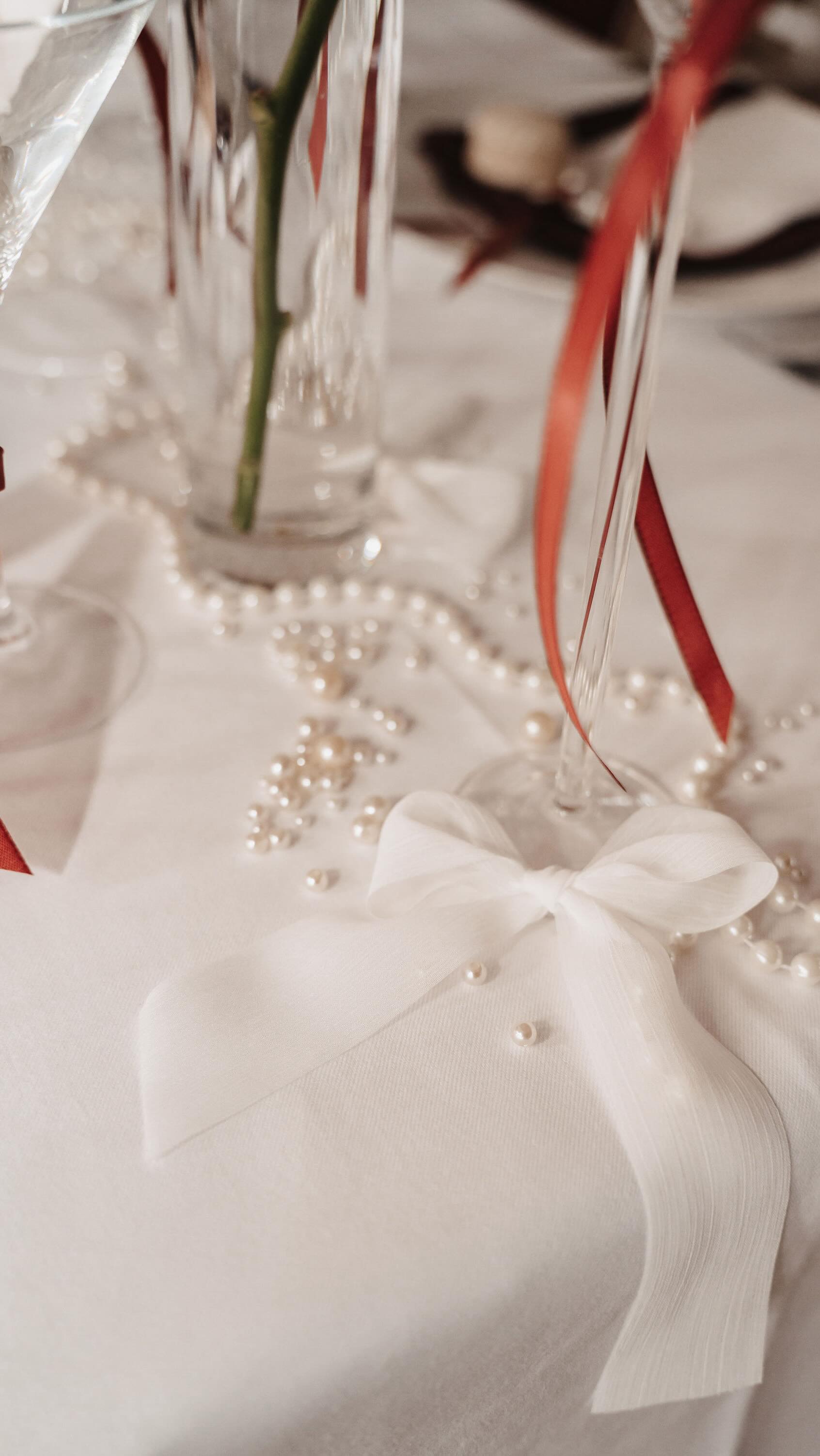 Dass Brautpaare überhaupt nicht wissen, wo sie anfangen sollen mit der Deko und was sie möchten - das erlebe ich immer wieder.
Und ich glaube das ist vollkommen normal. Man fängt an zu planen und ist komplett overloaded von Pinterest, Inspirationen und guten Ratschlägen.
Wenn Brautpaare zu mir kommen und nicht wissen was sie möchten, frage ich immer: Was möchtet ihr denn nicht?
Darauf hat jedes Brautpaar sofort Antworten. Und daraus ergibt sich eine Basis, sodass es oft dann nur noch sprudelt an Wünschen und Ideen. Das ist es auch, was ich an meiner Arbeit so sehr liebe. Wenn ich merke wie die Menschen plötzlich aufblühen, weil sich in ihrem Kopf doch eine Vorstellung formt. Eine Vorstellung von einer Dekoration, die dem eigenen Stil entspricht und nicht den Erwartungen anderer.
Für euch die perfekte Dekoration zu finden, die zu euch als Paar passt - dabei unterstütze ich euch gerne 🤍
Titelbild:
Planung: @rosenbaumweddings
Foto: @janaedelburgfotografie
Location: @schloss_koehlmoor
Dekoration&Floristik: @ivyandrose_de & @dekokreisel
Papeterie: @noorddesign
Konditorei: @melea_cakedesign
Stylistin: @alisha.thi_makeupartist
Brautpaar: @timeout_by_andrea_ & @flobeeken
#weddingstyling #weddingflowers #luxurywedding #luxuryweddings #luxuryweddingflowers #modernwedding #classicwedding #hochzeitsblumen #hochzeitsdeko #dekoverleih #weddingdesign #tischdekohochzeit #tischdeko #hochzeitsdekoration #weddingdecor #dekomieten #blumendeko #destinationwedding #brautstrauß #brautstrauss #hochzeitsfloristik #hochzeitsinspiration #hochzeitsideen #hochzeitsinspo #hochzeit2025 #weddinginspiration #weddingideas #glamorouswedding