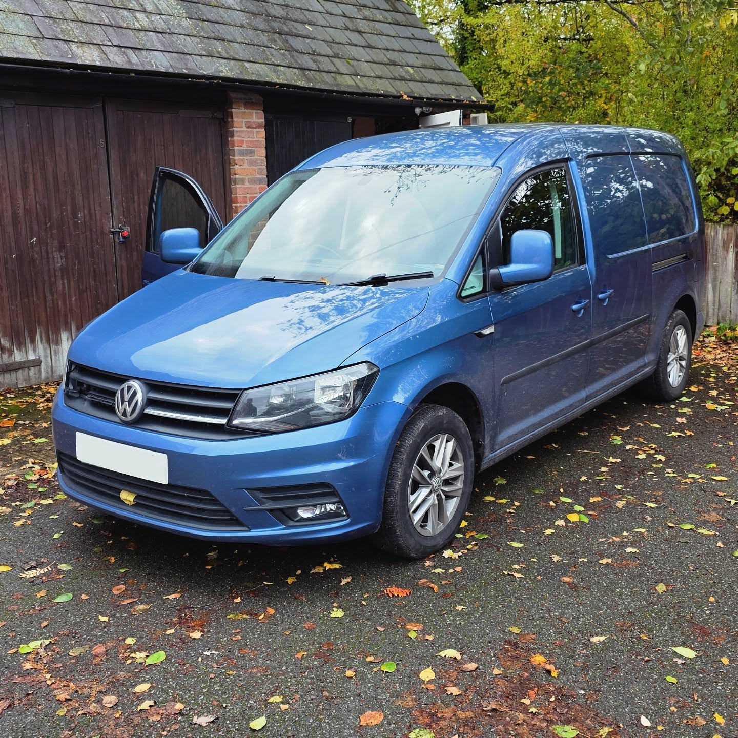 ✨ AppConnect Activation ✨
Although this Caddy Maxi is the Highline spec with lots of toys as standard it didn't have AppConnect activated.
We visited the customer's address and enabled Aaple CarPlay and Android Auto so they now have access to all their favourite music, podcasts and AudioBooks aswell as the convenience of Calender apps, Navigation apps, Weather apps and more.
All controlled with the stereo buttons, steering wheel controls or voice with Siri/Google Assistant.
👌🏻
Your car telling you to visit a dealer to have AppConnect activated? Save yourself some hassle and drop u a message instead...
🌐 www.winntech.co.uk
📧 info@winntech.co.uk
☎️ 07916-225476 Call/Text/WhatsApp
#WinntechAutomotive #vwcaddymaxi #vanlife #carplay #androidauto #appconnect #Herefordshire