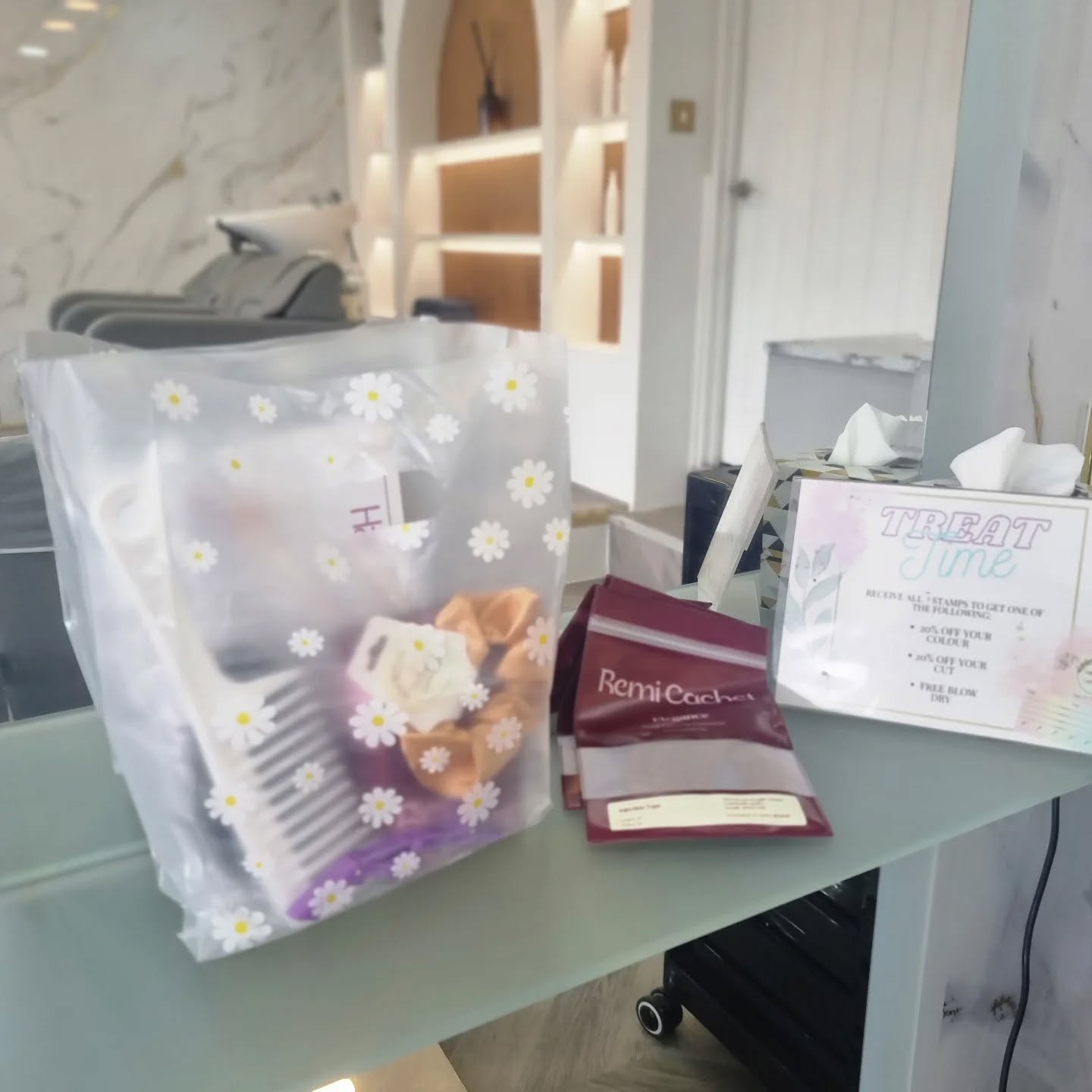 New clients receive a hair Goodie bag with their hair extension order 😍
▪︎ Section clips
▪︎ Silk scrunchie
▪︎ Wide tooth comb
▪︎ Bore bristle hairbrush
▪︎ Aftercare sheet
(Colours and items can vary)
Book your free consultation today!
📍 @the.secret.salon.manchester
.
.
.
#manchesterextensions #ecclessalon #goodiebags #hairexstensionisteccles #eccleshairextensions #remicachethair #beautyworks