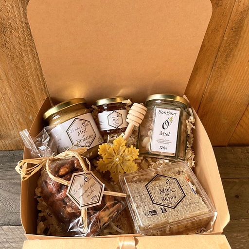 🎁 Les coffrets 🎁
Offrez la douceur d’un miel artisanal, récolté avec soin 🍯
Des cadeaux gourmands et 100% naturels, imaginés pour faire plaisir à vos proches tout en mettant en lumière le travail de mes abeilles 🐝💛
Chaque coffret a été pensé avec attention : douceur du miel, créations artisanales en cire d’abeille, petites gourmandises faites maison… tout y est pour réchauffer les cœurs.
Et bonne nouvelle : il existe plusieurs coffrets pour tous les budgets, afin que chacun puisse offrir un cadeau qui a du sens, du goût… et du cœur. ❤️
🌲🎁 Offrir du miel et des douceurs artisanales, c’est offrir un peu de chaleur, d’authenticité et de magie des abeilles tout en soutenant l'apiculture française💪🐝
👉 Disponible dès maintenant sur www.lerucherdophelie.com
Prêts à glisser sous le sapin ? ✨
#coffretcadeau #cadeaugourmand #coffretgourmand #magiedesabeilles #noël