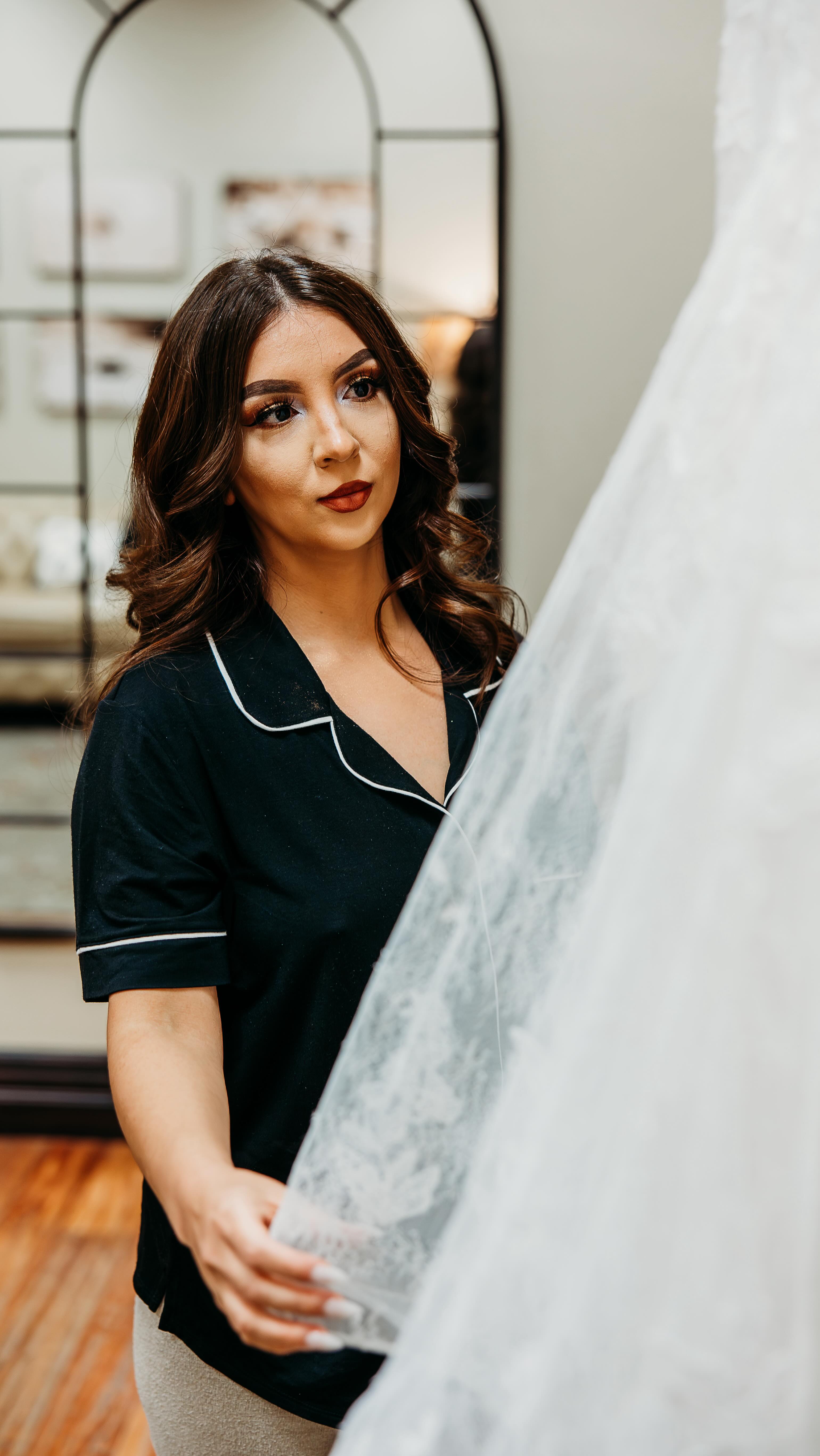 Look at this beautiful bride, taking in every quiet moment before slipping into her wedding gown — the calm before the magic begins. ✨🤍
.
.
#photography #kategrutskyphotography #phoenixphotography #phoenixphotographer #photooftheday #phoenix #arizona #arizonaweddingphotographer #azweddingphotographer #wedding #weddingphotography #weddingday