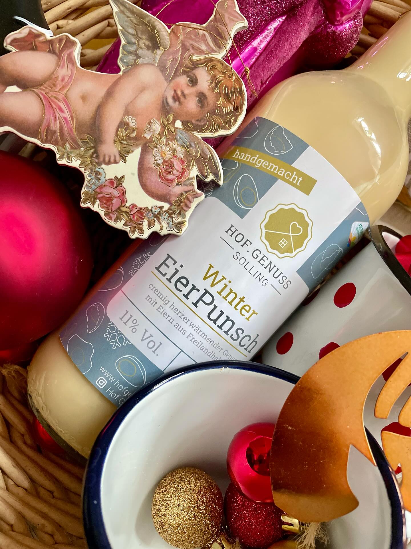 #weproudlypresent 🤗 die hof.genussvolle Neuheit des Winters!
Frisch aus der Rezepturenküche unserer #Manufaktur heißen wir unsern hausgemachten #WinterEierPunsch willkommen – vollmundig cremig & perfekt für die kalte Jahreszeit! ❄️
Großmutters traditionelles Rezept zart verfeinert & raffiniert aufgepeppt ✨
#absoforterhältlich #hofgenuss #manufakturqualität #handgemacht #freilandeier #regionalelebensmittel #weihnachten #genusspur #dassel #eierpunsch #genussmomente #regional