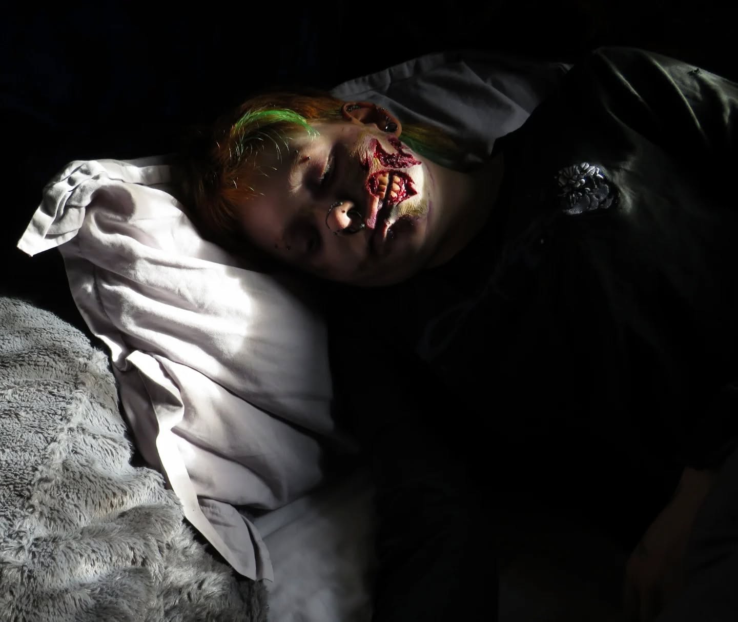 In HONOR of spooky season 🕸️🎃 here some new photograph series called bed rot enjoy <3
#spookyseason #sfx #sfxmakeup #art #artist #specialeffects #photography #prothetics #makeup #makeupartist #halloween #zombiemakeup #zombie #rot #bedrotting #bedrot #bedbound #chronicillness #disabledart #disabledartist #bedtime