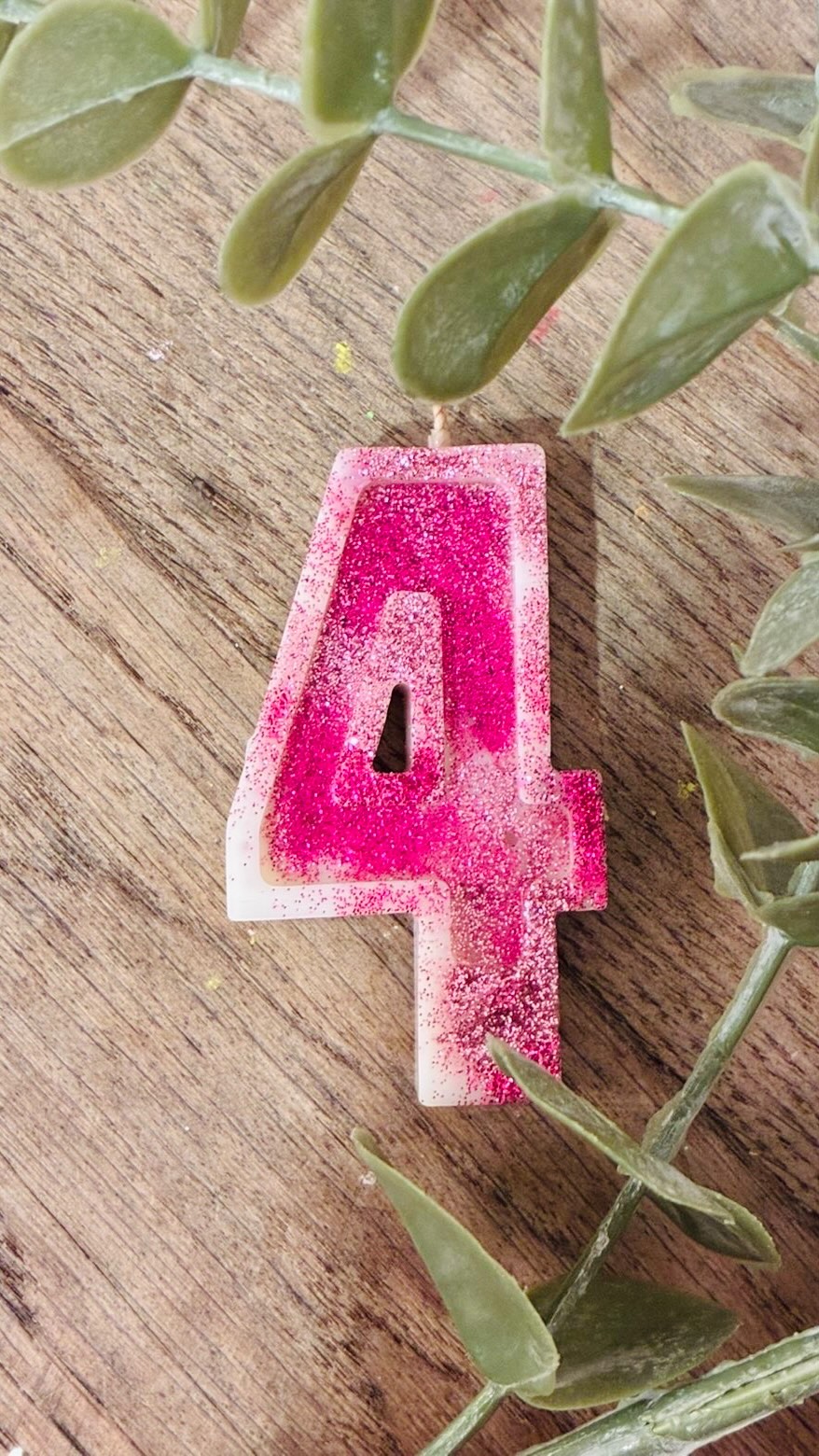 — 4 ANS 🩷
BON, comme vous l’aurez vu, je suis un peu en roue libre niveau vidéo en ce moment 😂 !
Mais écoutez, je suis TELLEMENT contente de passer cette 4eme année d’entreprenariat à vos côtés si vous saviez !!
Il y a 4 ans je lançais la marque, et je préparais mon premier Noël.
C’était effrayant et excitant à la fois.
Et finalement je crois que ça l’est toujours aujourd’hui. 🥹
Parce que BE NICE CANDLES — créée le même jour que mon anniversaire — c’est aussi une part de moi, un peu comme un alter ego où je peux faire exprimer ma créativité sans limite et où j’ose tout simplement être moi. ✨
Plus qu’une simple entreprise, c’est un cheminement; vers le mieux être. Et prendre soin de vous, c’est également prendre soin de moi - et je le pense à 1000%. ❤️
Alors merci du fond du coeur, pour tout : vos gentils mots, vos encouragements, qu’ils soient virtuels ou non, vos likes, partages, vos projets personnels qui me sont confié avec coeur, vos commandes.
J’ai fais le vœu que nous fêtions encore de nombreuses années ensemble, alors je compte sur vous pour continuer à m’accompagner dans ce chemin parfumé ! 😍
#merci #4 #4ans #entreprise #anniversaire #anniversaireentreprise #autoentrepreneur #artisan #artisanat #artisanatfrancais🇫🇷 #artisancirier #ciriere #proud #fiere #lovemyjob #inlove #reconnaissante #thankful #metz #talange