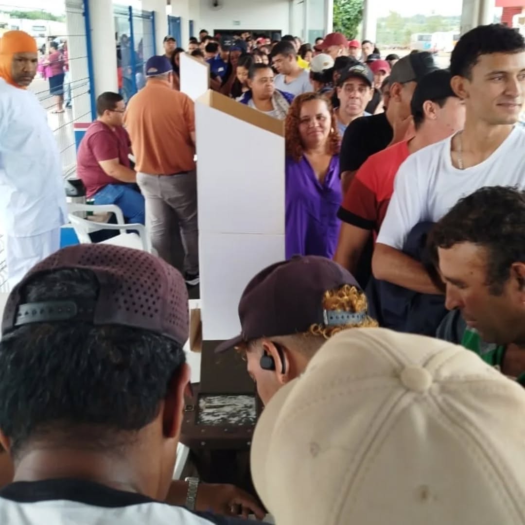🗳️ DEMOCRACIA SINDICAL EM AÇÃO! 🗳️
O segundo dia (31/10) de votação para a nova diretoria do SINDMASSA MS segue com participação histórica!
Nossas urnas, itinerantes e fixas, estão registrando um verdadeiro movimento de força da categoria em todas as nossas bases.
A mobilização é intensa nos municípios de
Água Clara, Alcinopólis, Antônio João, Aral Moreira, Bandeirantes, Bela Vista, Caracol, Corguinho, Coronel Sapucaí, Coxim, Eldorado, Íguatemi, Itaquiraí, Japorã, Jutí, Mundo Novo, Nova Alvorada do Sul, Novo Horizonte do Sul, Paranhos, Pedro Gomes, Porto Murtinho, Ribas do Rio Pardo, Rio Negro, Rio Verde de Mato Grosso, Rochedo, Santa Rita do Pardo, São Gabriel do Oeste, Sete Quedas, Sonora, Tacuru e Taquarassu.
Em Campo Grande, a votação também segue forte junto aos trabalhadores das indústrias de fabricação de massas alimentícias, biscoito, macarrão, panificação e confeitaria, que são os representados pelo SINDMASSA na capital.
Em todos os locais, o cenário se repete: filas cheias e trabalhadores felizes, exercendo com orgulho seu direito ao voto.
Essa adesão em massa não é por acaso.
É o reflexo direto de um belíssimo e sério trabalho que a atual diretoria vem construindo ao longo dos anos, com conquistas reais e presença constante ao lado do trabalhador.
As urnas estão chegando cheias de votos, e o recado é claro: a categoria já sabe o que quer e reconhece o empenho de quem luta por ela.
A democracia sindical se fortalece e a mensagem está dada:
O TRABALHO VAI CONTINUAR!
Agradecemos a cada companheiro e companheira pela participação!
#SINDMASSAMS #EleiçõesSindicais #EleiçõesSINDMASSA #DemocraciaSindical #TrabalhadoresDaAlimentação #MatoGrossoDoSul #OTrabalhoVaiContinuar #Votação #SindicatoForte #Panificação #MassasAlimentícias #CampoGrandeMS #Coxim #SãoGabrielDoOeste #Sonora #RioVerdeMS #RibasDoRioPardo #NovaAlvoradaDoSul #MundoNovoMS #Itaquiraí #EldoradoMS #BasesMS