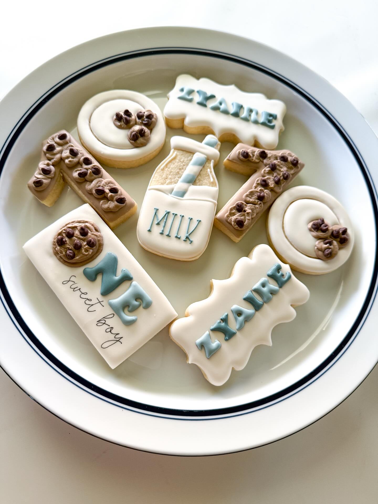 Happy very first birthday to little Zyaire! May milk and cookies be a treat you always enjoy āŗļø
ā¦
ā¦
ā¦
#somecookiesbecause_byduveen #decoratedsugarcookies #decoratedsugarcookiesofinstagram #lincolnnebraska #lincolnccokies #nebraskacookiers #geschenkeausderküche #backenmitliebe #firstbirthdaycookies #milkandcookiesbirthday
