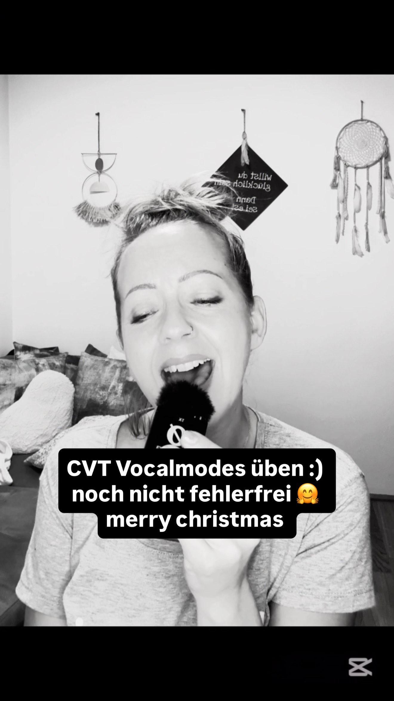 Meine Schwäche ist der Support 🤪 ich glaub ich sollt mehr Bauchmuskeln trainieren 😂
Neues auszuprobieren und die eigene Stimme immer wieder aufs Neue herauszufordern – genau das liebe ich am Singen.
In meiner Ausbildung bei CVT (Complete Vocal Technique) arbeiten wir mit vier Vocal Modes plus Effekte .
Man kann sie sich vorstellen wie unterschiedliche Ausdrucksformen: von zart leise bist fast rufend und schreiend 🤪🤪 Stimme kann flüstern, erzählen, rufen oder mit voller Kraft präsent sein.
In der CVT-Ausbildung lerne ich, jeden dieser Modi technisch sauber zu beherrschen, was noch nicht der Fall ist 😂🤪
Und ich zeige euch diese Reise – auch wenn sie noch nicht perfekt ist.
(emotional & persönlich):
Von ganz zart bis kraftvoll fokussiert – meine Stimme lernt gerade neue Wege.
CVT zeigt mir, wie unterschiedlich sich Ausdruck anfühlen und klingen kann.
Ich nehme euch ehrlich mit auf diese Reise. 🤍
Für mich persönlich wird es vor allem dann spannend, wenn es darum geht, von zarte Töne bis kraftvoller Höhe zu singen – ohne Bruch, ohne Wegkippen. 🤪🥰
Das ist eine echte Herausforderung, aber auch eine wunderschöne Reise.
Und genau auf diese Reise nehme ich euch mit:
Durch meine einjährige Vocal-Ausbildung, mit all ihren Höhen, Lernmomenten und auch den Stellen, an denen es noch nicht perfekt ist.
Denn Wachstum passiert genau dort – wenn man sich zeigt, so wie man ist.
#sängerin #cvt #neutral #ausbildung #vocal