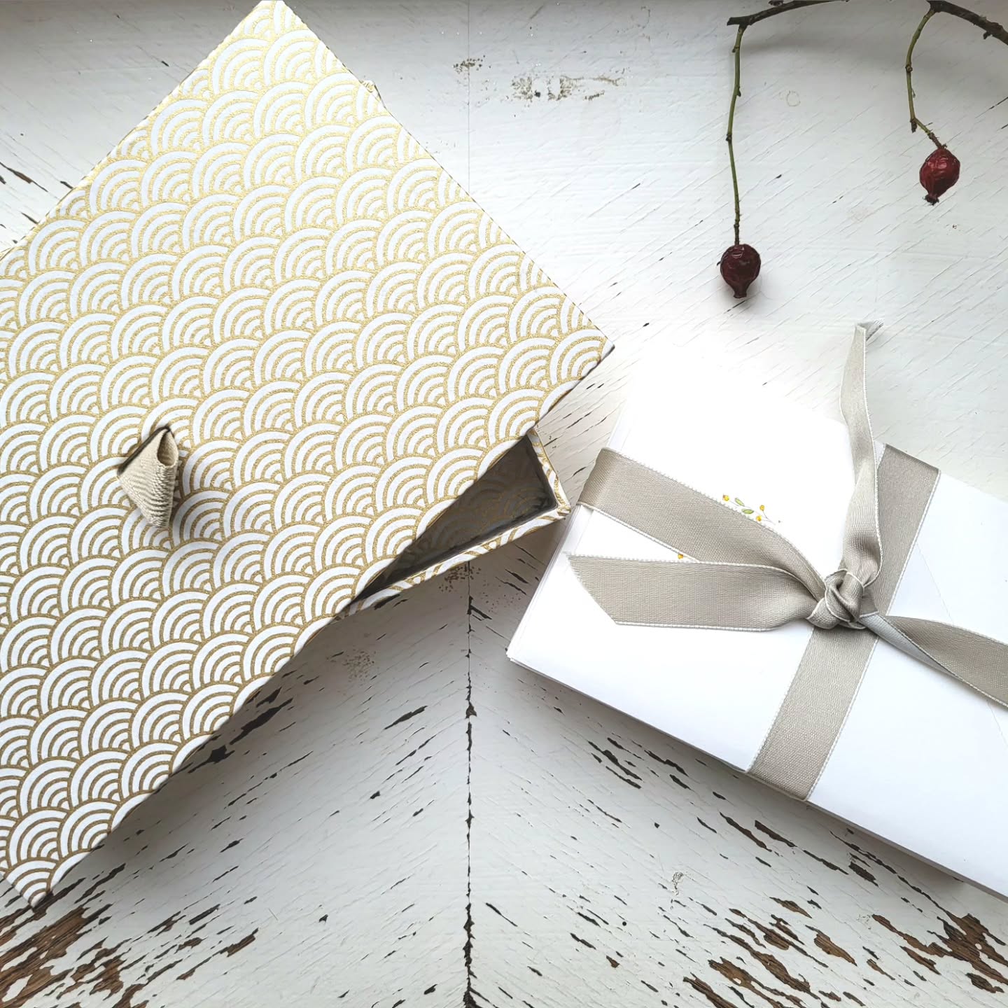 For the first time in years, my hand-drawn cards are back. As a set of 12 in my new Seasons Box. It is a tribute to the love of letter writing. To taking the time to make someone else happy with a few personal, handwritten lines.
And to high-quality stationery.The seasonal box consists of 12 cards hand-drawn by me on high-quality paper with motifs such as daisies, bouquets, rosehip wreaths and fir trees. They are packaged in a beautiful box covered with handmade Nepalese paper. Handcrafted by Pforzheim-based paper artist Susanne Ziems.
....
Das erste Mal seit Jahren gibt es nun wieder meine handgezeichneten Karten. Als 12er-Set in meiner neuen Jahreszeiten-Box. Sie ist eine Hommage an die Liebe zum Brief. Daran, sich die Zeit zu nehmen, um einem anderen Menschen mit ein paar persönlichen handgeschriebenen Zeilen eine Freude zu machen. Und an die hochwertige Papeterie. Denn die Jahreszeiten-Box besteht aus 12 von mir handgezeichneten Karten aus Büttenkarton mit Motiven wie Gänseblümchen, Blumenstrauß, Hagebuttenkranz oder Tannenbaum. Sie sind verpackt in einer wunderschönen mit handgeschöpftem Nepalpapier bezogenen Schachtel. Handgefertigt von der Pforzheimer Papierkünstlerin Susanne Ziems.
.
.
.
.
.
.
.
#stationery #handmadecards #papercraft #handcrafted #papeterie #bespokecards #schreibkultur #exklusivekarten #artandcrafts #christmascards #gardendesign #gardendesigner
#atelierharich