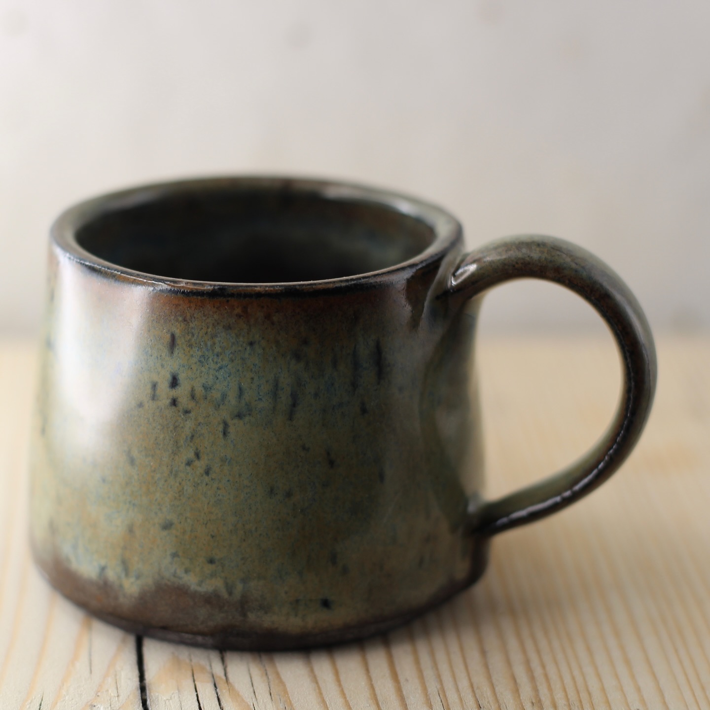 Green. The green glazes are so amazing with the brown and black clays I use. So rich and complex, they evoke all sorts of landscapes and weathers. Muddy green, turquoise, pea green, fir green - they’re all delicious 💚✅🌲🌿🦖🪲🎄If you swipe through, you’ll also see what colour I think green goes best with 🍉 Some of these will be available at @priorshopbristol and others at the @madeinbristolgiftfair on the 22nd November. I’m also uploading some to my website later on today. #green #greengreengreen💚 #bristolpotter #madeinbristolgiftfair #jenmakespots #greenandpink #festivefeelings