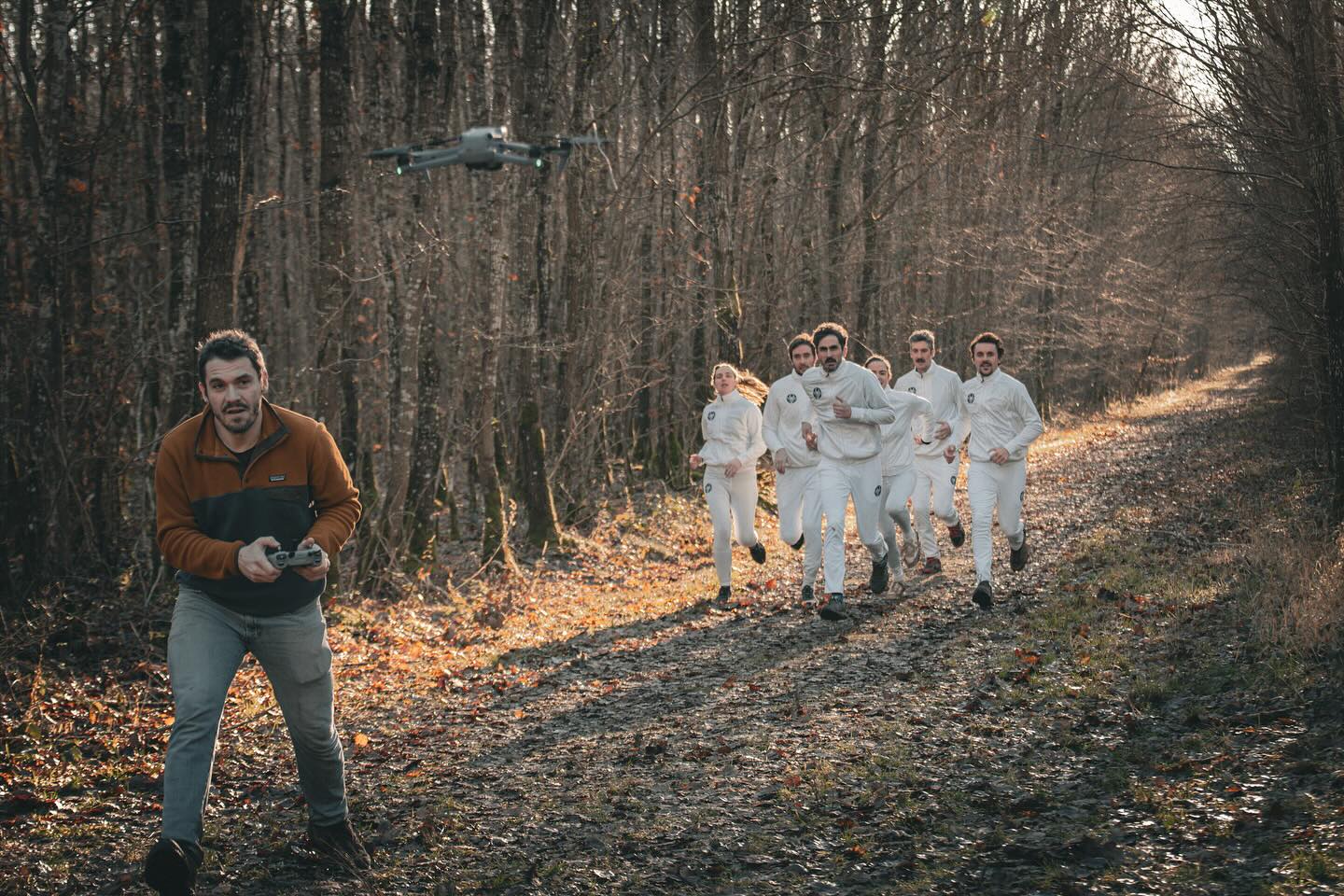 đŹ La Discorde đââïž Behind the scenes #2
Bifurcation !!! 1 plan : 22 prises ! Extrait.
#dattola #ladiscorde #newvideo #behindthescenes #ontheset #bifurcation @fabien__champion @valoche1er @ljn.carole @m4rie.p @tigremichel - Photos : Fabien Champion & Maxime Lains