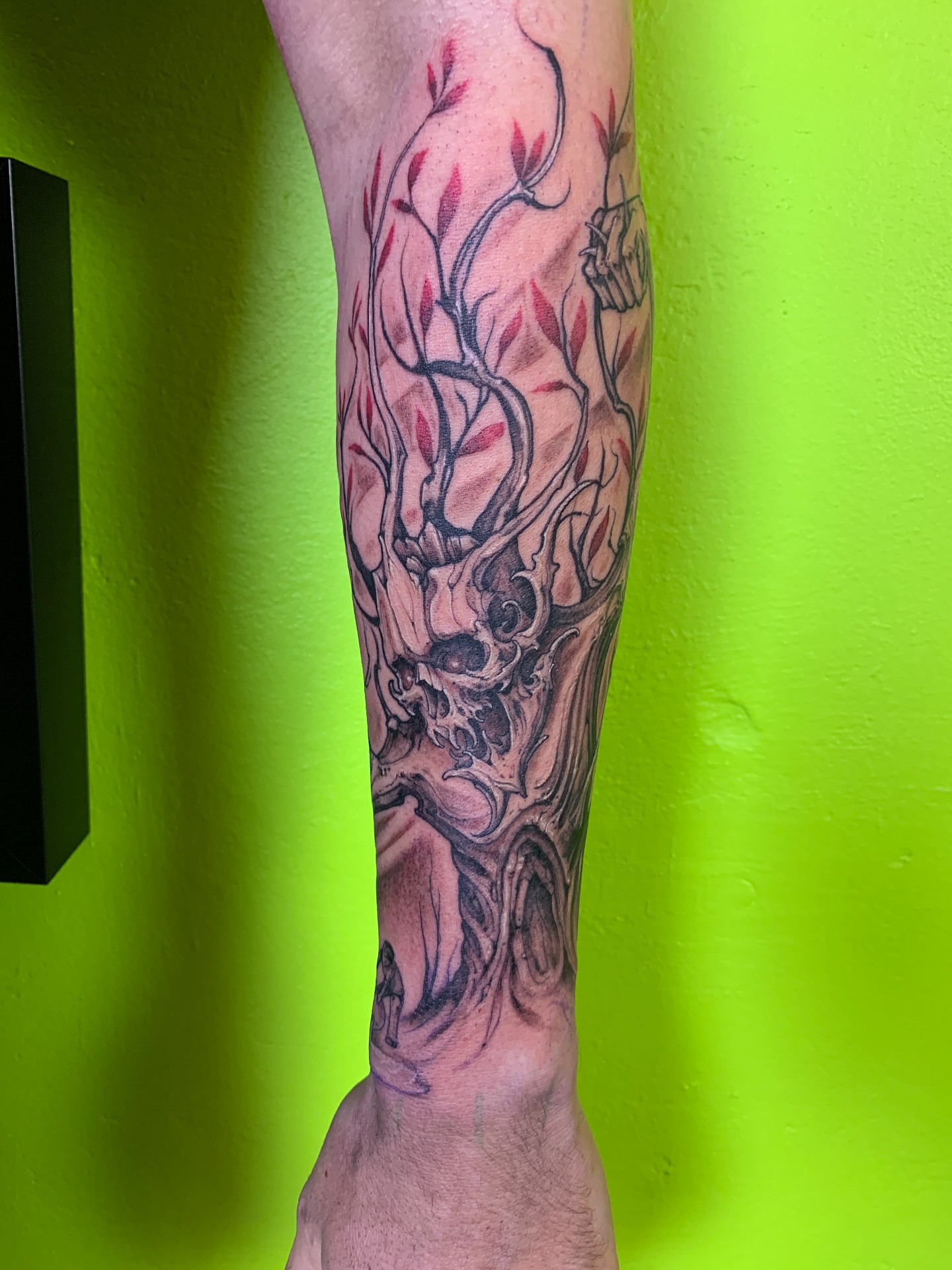 When Nature Fights Back
⠀
#skullroxx #skullroxxstudios #tattoodüsseldorf