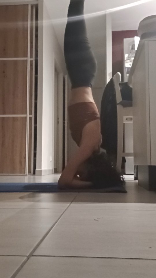 Trouver l'équilibre n'est pas toujours facile.
Jongler entre sa vie perso, sa vie professionnelle.
Nos différentes casquettes de femme, amie, amante, maman, entrepreneuse...🧢
Revenir à des moments pour soi, des instants suspendus où rien n'a d'importance si ce n'est les sensations ☺️
Revenir au corps, à celui qui ne ment jamais, à celui qui sait exactement ce dont nous avons besoin.
Déconnecter le mental pour revenir à des sensations physiques🙆♀️
Et vous, arrivez vous à vous échapper de votre mental et à revenir à vos sensations corporelles, à écouter votre corps, ce corps qui chuchotte avant de hurlerai, votre corps qui vous parle avec amour et bienveillance 🫶
#naturopathie #artdevivre #techniquesnaturo #mieuxetre #santenaturelle #changezvoshabitudes #soindesoi #naturopathieauquotidien #respiration #nutrition #alimentationsaineetequilibré #alimentationsante #conseilssante #consultationnaturopathie #maevathoumyrenaturopathie #naturo #naturopathedeuxsevres #vasles #parthenay #deuxsevres #inversionyoga #bienetreducorpsetdelesprit