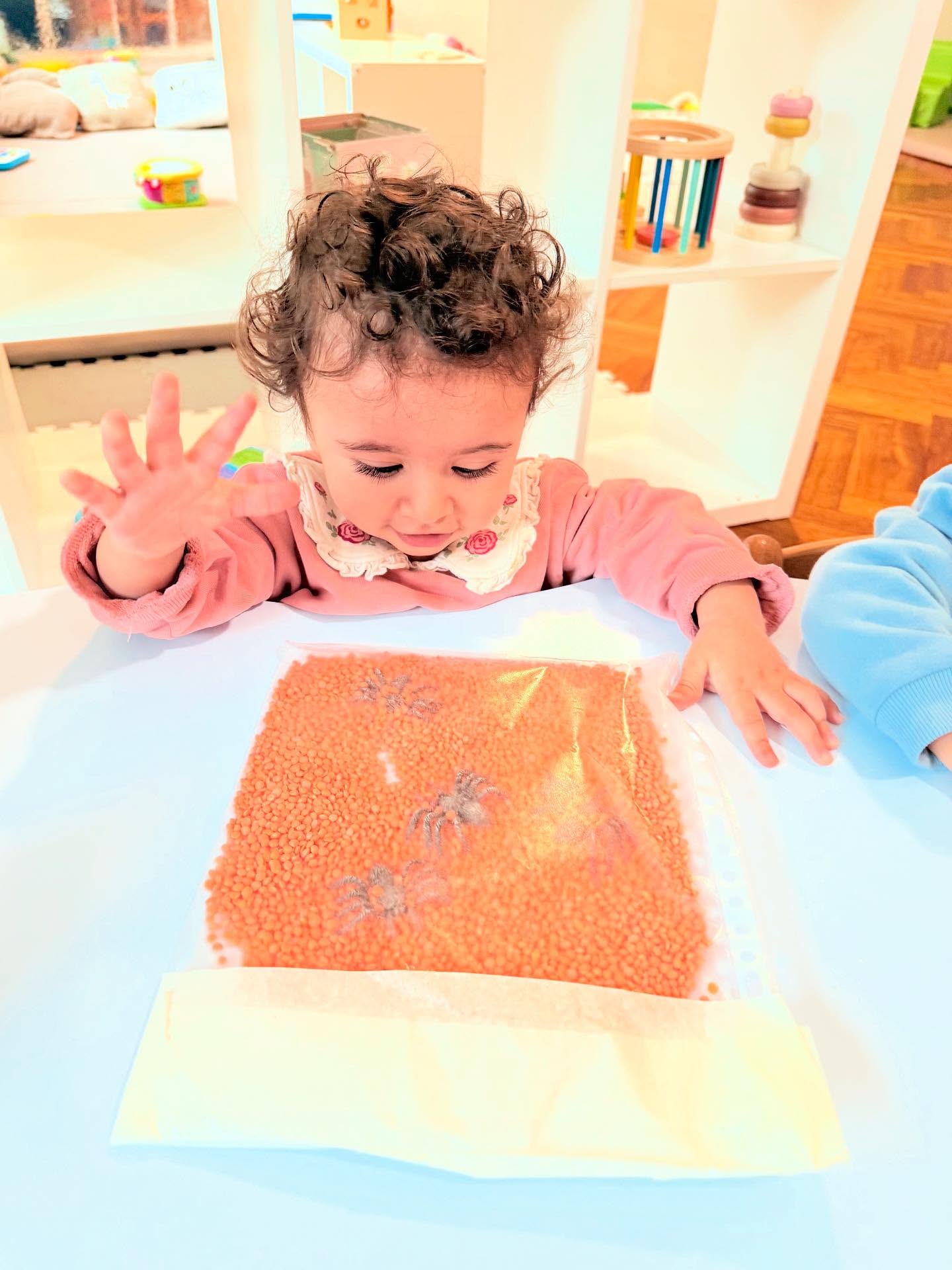 Les Royal Babies ont adoré explorer leurs sacs sensoriels d’Halloween 🎃🖐️
Une activité pleine de rires et de découvertes 🤩💫
Eis Royal Babies hunn haut vill Spaass mat hirem Halloween Sënnssäckelcher gehat 👶🧡
Sou vill Laachen, Faarwen a flott Momenter 🎃✨
#royal #royalkids #royalkidsluxembourg #crèche #creche #crecheluxembourg #halloweeen #luxembourgville👩❤️💋👨 #luxembourg