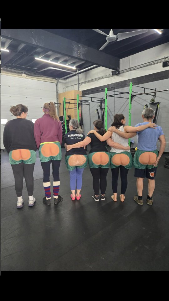 Halloween did not disappoint! Hands down the funniest day of the year 🎃👻
#happyhalloween #costumeworkout #crossfitcommunity #avocado #bunsout