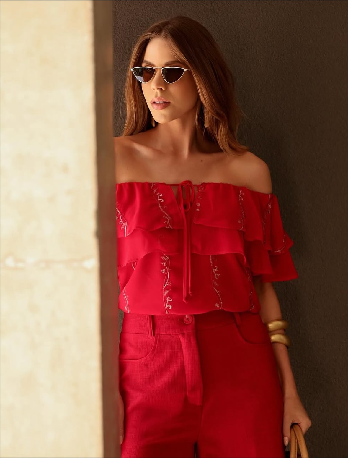 Ciganinha com babados e bordado floral.
✨Uma peça que celebra o encanto da feminilidade — perfeita para mulheres que apreciam a arte de se vestir bem✨