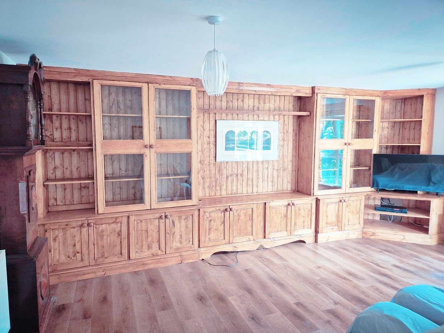 A full wall of handmade fitted furniture in solid pine, built for a client in Sowerby Bridge.
Featuring multiple base cupboards, two glazed display cabinets, open shelving, and an angled TV unit. Finished in Rustic Brown Briwax for a warm, natural tone that highlights the grain beautifully. 🌲🪚✨