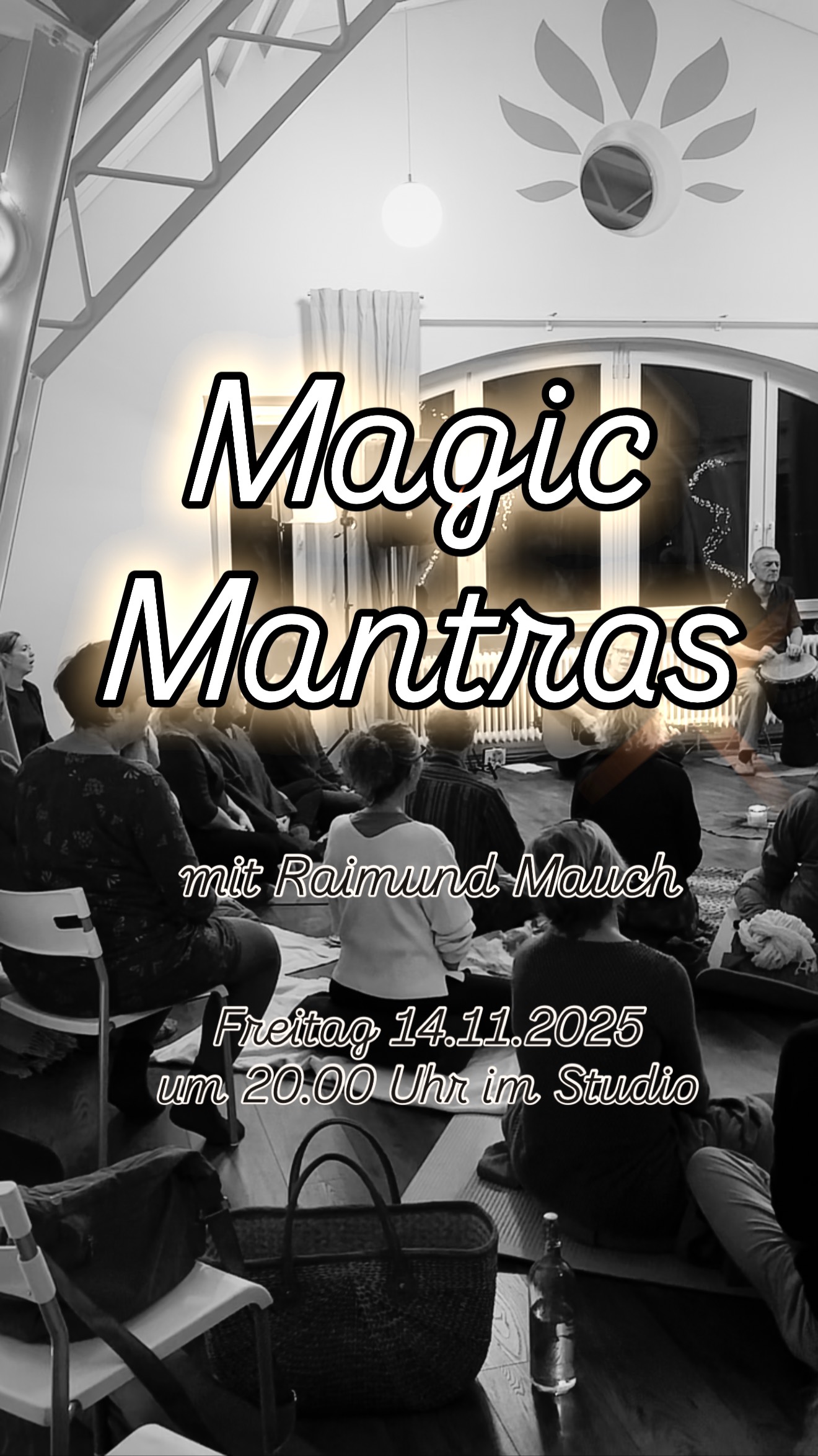MAGIC MANTRAS 💫🎶✨
mit @mauchraimund
- Freitag, 14. November 2025
- un 20 Uhr im Studio
- 25 €
Tauche in die Kraft der Mantren & lass dich verzaubern vom Klang der Musik!
Mantras sind immer wiederkehrende traditionelle oder eigene Melodiefolgen mit teilweise Jahrtausene alten Texten. Jedes Mantra dient einem spezifischen Zweck und hat transformierende Eigenschaften. Sie entspannen den Geist, helfen die Emotionen zu besänftigen und öffnen das Herz.
Einfache Atem und Stimmübungen verbinden die Stimme mit dem Körper. Die inneren Klangräume werden spürbar und das Tönen verschmilzt zu einem gemeinsamen Gesamtklang. So können Mantras ihre tiefere Wirkung erst richtig entfalten. Mal laut, mal leise, sehr kraftvoll, dann wieder ganz fein.
Bald wird daraus mehr als bloßes Singen: Der Kopf wird frei, der Verstand kommt zur Ruhe. Die Stimmen erreichen eine Schwingungsebene, die direkt mit dem Herzen verbindet.
Diese Abende sind gerade auch für Menschen geeignet, die glauben nicht singen zu können oder sich nicht trauen. Und für alle, die das Singen gerne vertiefen.
Komm einfach dazu und singe mit uns 🎶☺️