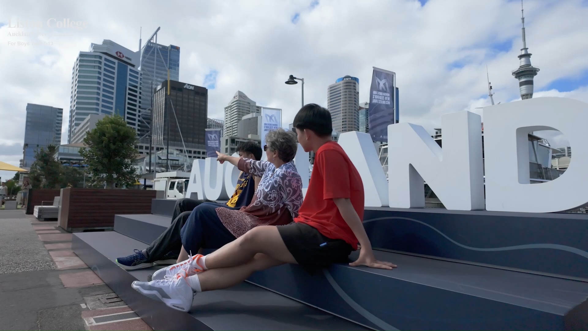 🌟 Khám phá Liston College – Ngôi trường trung học năng động tại New Zealand
📍 Vị trí: Auckland, New Zealand
🏫 Loại trường: Công lập - Công giáo, bậc trung học (Year 9-13) dành cho nam sinh
👩🎓 Học sinh: Học sinh quốc tế và địa phương
Liston College nổi bật với môi trường học tập thân thiện, gắn kết cộng đồng và phát triển toàn diện học sinh. Đây là nơi học sinh không chỉ học kiến thức mà còn được rèn luyện kỹ năng sống, xây dựng tình bạn và khám phá đam mê.
✨ Điểm nổi bật của Liston College:
1️⃣ Thành tích học thuật ấn tượng: Tỷ lệ đạt University Entrance khoảng 90%, nằm trong nhóm đầu các trường nam sinh tại New Zealand. Kết quả NCEA luôn vượt mức trung bình quốc gia, giúp học sinh tự tin bước vào đại học trong và ngoài nước.
2️⃣ Văn hóa học sinh gắn kết & đa dạng: Học sinh từ nhiều quốc gia cùng học tập, trao đổi văn hóa và trải nghiệm môi trường quốc tế năng động.
3️⃣ Phát triển kỹ năng toàn diện & hỗ trợ cá nhân: Tham gia các dự án, CLB, hoạt động ngoại khóa giúp học sinh phát triển kỹ năng mềm, tư duy sáng tạo, tinh thần đồng đội. Giáo viên theo sát từng học sinh, đặc biệt là học sinh quốc tế, giúp các em hòa nhập nhanh và tự tin trong môi trường học tập.
📩 Liên hệ ngay để biết thêm chi tiết về chương trình học và cơ hội học bổng tại Liston College!
👉 Đăng ký lịch tư vấn 1-1 tại: https://bit.ly/meetingLPNZS
---
Nhận học bổng du học từ 15 - 25% học phí cho bậc trung học với #LPNZS ngay hôm nay.
☎️ +84 90 355 8410
📧 dinh.yen@sannams4.com
📌 Tìm hiểu thêm tại Website: https://www.trunghocnewzealand.com/
#Duhoc #NewZealand #TrunghocNewZealand #LightPathNZSchools #LPNZS #Hocbongtrunghoc