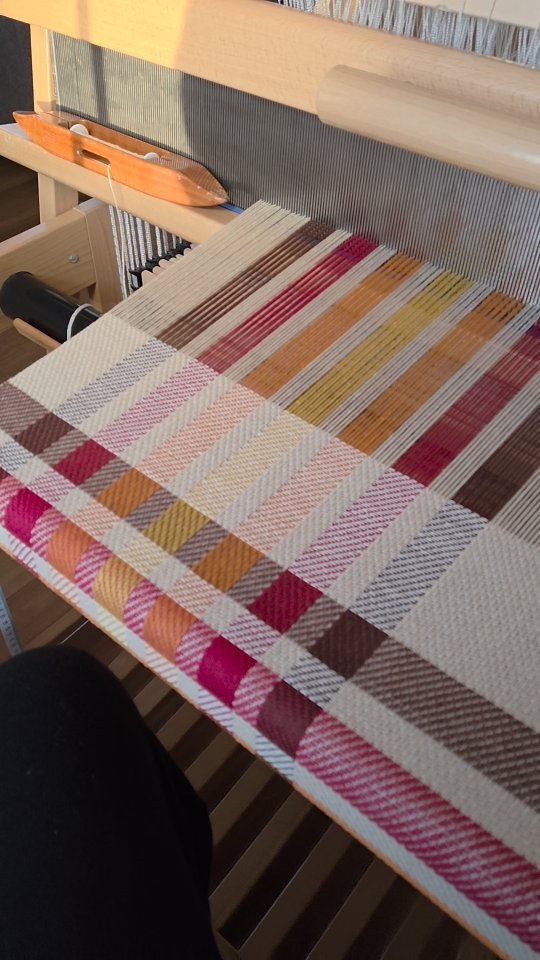 A little morning weaving!
#sunriselodgefiberstudio #weaversofinstagram #weaving #handweaving #handmade #cotton #towels #teatowels #kitchendecor #threadtherapy #livethelifeyoulove