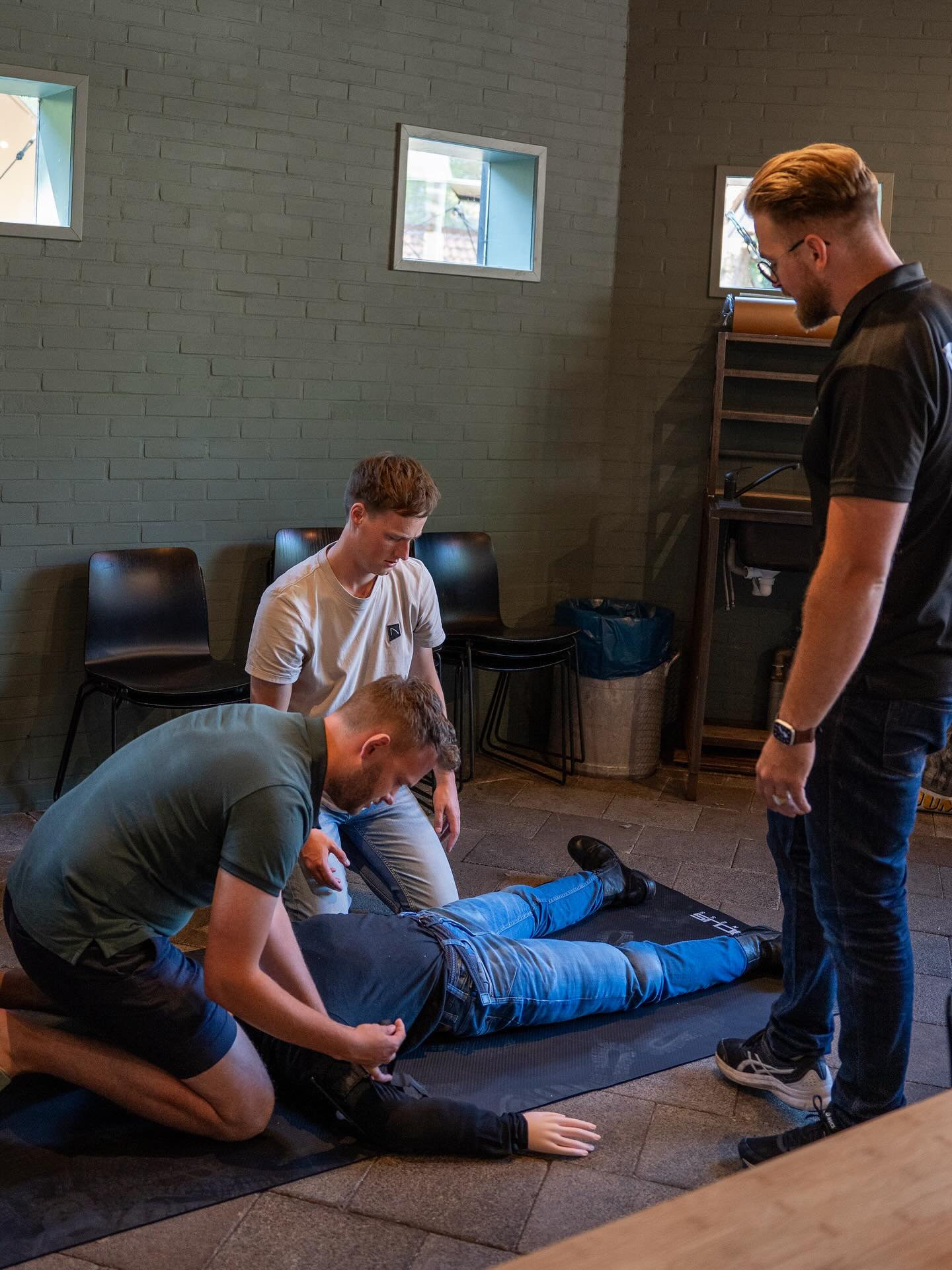 “Veiligheid = geen taak van de BHV’er, maar van iedereen.”
We hopen allemaal dat het nooit nodig is, maar als het zover komt, wil je dat iedereen weet wat te doen.
Tijdens een calamiteit telt elke seconde.
En dan maakt het niet uit of je BHV’er bent of niet, iedereen kan het verschil maken.
Een helpende hand, een alerte blik, een snelle actie.
Veiligheid begint bij bewustwording.
Dat is precies waarom we regelmatig oefenen, trainen en elkaar scherp houden.
Want een veilige werkomgeving creëren we niet alleen… dat doen we samen.
Wanneer heb jij voor het laast een BHV cursus gevolgd?
#veiligheid #safetyfirst #bedrijfshulpverlening #BHV #ehbo #veiligheidsbewustzijn #bedrijfsveiligheid #veiligewerk #noodsituaties #levensreddendhandelen #praktijkgerichteopleiding #eerstehulp #AED #ontruimingsoefening #veiligheidsopleiding #hulpverleners #teamwork #BHVpoint #TeamBHVpoint #BHVpointTraining #putten #Veluwe #Ermelo #Harderwijk #nijkerk