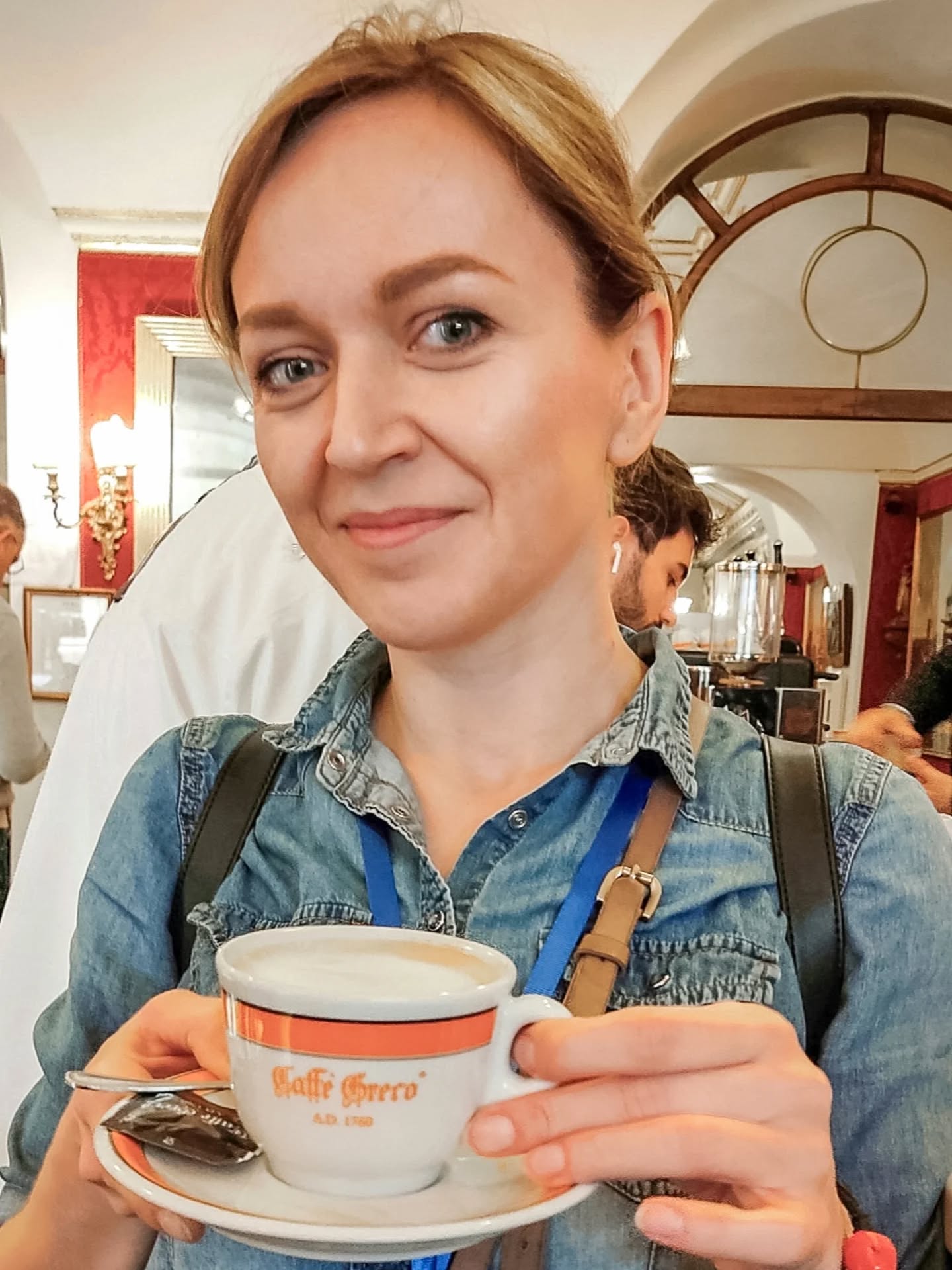 Dzień Cappuccino był kilka dni temu, ale u mnie świętowanie trwa zawsze trochę dłużej. Bo primo cappuccino to nie kawa z kalendarza, tylko z potrzeby serca 😍
Nie jest to kawa na oślep – ta pierwsza, która ma tylko obudzić. To kawa z wyboru. Ta, przy której człowiek zatrzymuje się na chwilę i przypomina sobie, kim jest, dokąd idzie i co mu w życiu NAPRAWDĘ smakuje.
Właśnie dlatego Primo Cappuccino stało się moim miejscem w sieci i nazwą, która towarzyszy mi już tyle lat.
Nie dlatego, że chodziło o kawę (choć i ta bywa bohaterką niejednej historii 😉).
Ale dlatego, że primo cappuccino to dla mnie symbol pierwszego dobrego momentu dnia.
Tego, w którym świat zwalnia, Włochy otaczają mnie jeszcze bardziej, a ja czuję, że jestem dokładnie tam, gdzie trzeba.
Zazwyczaj dzieje się to zaraz po przekroczeniu włoskiej granicy – pierwsze cappuccino, pierwsze „buongiorno”, pierwsze chwile, gdy powietrze, które pachnie czymś znajomym i bardzo moim.
To chwila, w której wszystko się zaczyna – i tak właśnie narodziło się Primo Cappuccino: z potrzeby zatrzymania włoskiego świata w codzienności.
Bo od lat pomagam kobietom uczyć się włoskiego tak, żeby naprawdę zacząć mówić – nie tylko poprawnie, ale z sercem.
Żeby zakochały się we włoskim i we Włoszech na dobre i pomimo wielu sprzeczności. Z ich luzem, ciepłem, ale też nieporządkiem, który czyni je ludzkimi.
A skoro już mowa o Włochach ✨✨
Dziś przypada rocznica urodzin jednego z największych muzycznych geniuszy świata – Ennio Morricone (znacie mojego hopla na jego punkcie 😉).
Włosi mają dar celebrowania wszystkiego, co ważne. I nauczyli mnie, że każda chwila może być okazją do świętowania. Zwłaszcza, jeśli dotyczy kogoś, kto najgenialniej potrafił zatrzymać emocje w nutach.
Morricone dociera do człowieka głębiej niż niejeden kompozytor.
Jego muzyka – od Cinema Paradiso, przez Misję, po Konesera – to czyste arcydzieło. Potrafi oddać klimat włoskich prowincji, tę ciszę między słowami, melancholię i opowiesc dźwiękiem.
Nie wiem jak Wy, ale ja filmy z jego muzyka mogę oglądać (i słuchać!) bez końca.
Pomyślcie tylko – jeśli w listopadzie rodzą się takie osobistości jak Ennio Morricone, to ten miesiąc musi być dobry! ❤️ Dzień Cappuccino był kilka dni temu, ale u mnie świętowanie trwa zawsze trochę dłużej. Bo primo cappuccino to nie kawa z kalendarza, tylko z potrzeby serca 😍
Nie jest to kawa na oślep – ta pierwsza, która ma tylko obudzić. To kawa z wyboru. Ta, przy której człowiek zatrzymuje się na chwilę i przypomina sobie, kim jest, dokąd idzie i co mu w życiu NAPRAWDĘ smakuje.
Właśnie dlatego Primo Cappuccino stało się moim miejscem w sieci i nazwą, która towarzyszy mi już tyle lat.
Nie dlatego, że chodziło o kawę (choć i ta bywa bohaterką niejednej historii 😉).
Ale dlatego, że primo cappuccino to dla mnie symbol pierwszego dobrego momentu dnia.
Tego, w którym świat zwalnia, Włochy otaczają mnie jeszcze bardziej, a ja czuję, że jestem dokładnie tam, gdzie trzeba.
Zazwyczaj dzieje się to zaraz po przekroczeniu włoskiej granicy – pierwsze cappuccino, pierwsze „buongiorno”, pierwsze chwile, gdy powietrze, które pachnie czymś znajomym i bardzo moim.
To chwila, w której wszystko się zaczyna – i tak właśnie narodziło się Primo Cappuccino: z potrzeby zatrzymania włoskiego świata w codzienności.
Bo od lat pomagam kobietom uczyć się włoskiego tak, żeby naprawdę zacząć mówić – nie tylko poprawnie, ale z sercem.
Żeby zakochały się we włoskim i we Włoszech na dobre i pomimo wielu sprzeczności. Z ich luzem, ciepłem, ale też nieporządkiem, który czyni je ludzkimi.
A skoro już mowa o Włochach ✨✨
Dziś przypada rocznica urodzin jednego z największych muzycznych geniuszy świata – Ennio Morricone (znacie mojego hopla na jego punkcie 😉).
Włosi mają dar celebrowania wszystkiego, co ważne. I nauczyli mnie, że każda chwila może być okazją do świętowania. Zwłaszcza, jeśli dotyczy kogoś, kto najgenialniej potrafił zatrzymać emocje w nutach.
Morricone dociera do człowieka głębiej niż niejeden kompozytor.
Jego muzyka – od Cinema Paradiso, przez Misję, po Konesera – to czyste arcydzieło. Potrafi oddać klimat włoskich prowincji, tę ciszę między słowami, melancholię i opowiesc dźwiękiem.
Nie wiem jak Wy, ale ja filmy z jego muzyka mogę oglądać (i słuchać!) bez końca.
Pomyślcie tylko – jeśli w listopadzie rodzą się takie osobistości jak Ennio Morricone, to ten miesiąc musi być dobry! ❤️