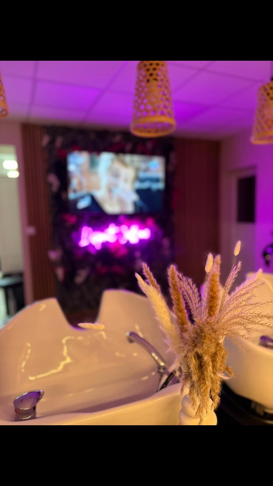 Novembre, le mois parfait pour chouchouter vos cheveux 🍂
Patine douce, soin nourrissant, et un blond plein de lumière ✨
Prenez vite votre rendez-vous sur nôtre site Www.espritcoiffure.fr
#lespritcoiffure #blondhairgoals #autumnvibes #soincheveux #patine #coiffeuse #noyellesgodault #blondelife