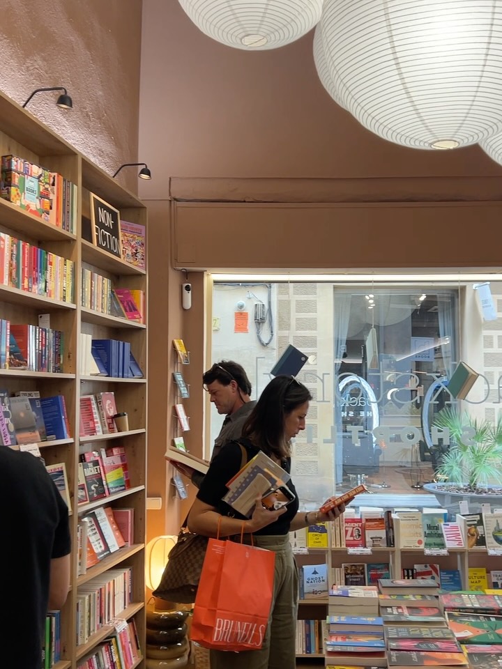 Some moments at the shop from the past month📚
Author events, book club discussions, readers browsing… we are so happy to see our community get together and enjoy our space🥰
More to come!
#backstorybookshop #englishbookshopbarcelona #bookshopcommunity #readersgettogether