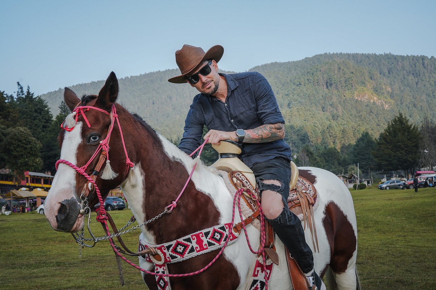 Entre montañas, aire fresco y el ritmo del caballo. La Marquesa es de esos lugares que te inspiran a crear sin prisas. Instantes que se sienten vivos.
Foto: @luxor_reflexion
#LaMarquesa #CDMX #Equestrian #LuxuryTravel #MexicoLifestyle #NatureVibes #HorseExperience #CinematicStyle #JoseBulnes #PhotographyMexico #FilmmakerMexico