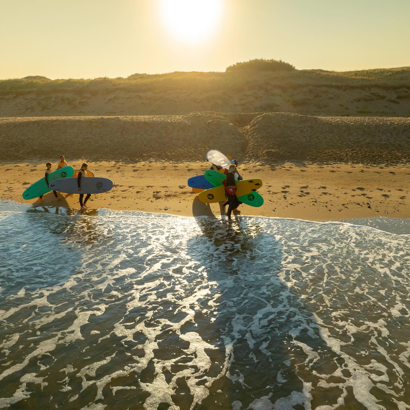 COURS DE SURF 💥
Pour rappel, l’école de surf reste ouverte toute l’année !
Au programme : combi bien chaudes, gants, cagoules, et chaussons 🏄🏼♂️
Des cours prévus tous les jours pour les vacances de Noël 🎅🏼
Les séances de wingfoil sont suspendus pour l’hiver, on se retrouve en Mars 🥰
#gosurf #io #oleron #island #oleronisland #surfschool #oleronsurf #surfing #surflife #lineup