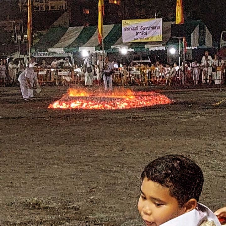 Das "Vegetarian Festival" (auf Thai:
Tesagan Gin Jay) ist eines der spektakulärste ,
und spirituellsten Feste inThailand - und Phu
ist der bekannteste Ort im ganzen Land dafü
Fest stammt ursprünglich aus der
chinesisch-thailändischen Gemeinschaft unc
eine Zeit der körperlichen und spirituellen
Reinigung. Die Teilnehmer halten strenge
vegetarische oder vegane Diät, verzichten al
Alkohol, Sex und bestimmte Gewürze (z. B.
Knoblauch, Zwiebeln - um Körper, Geist und
Seele zu reinigen)
Das bekannteste sind die spirituellen
Trance-Zeremonien.
Die "Ma Song" (spirituelle Medien) stechen sich
mit Dolchen, Speeren oder anderen
Gegenständen durch Wangen oder Körper, als
Opfergabe und Zeichen ihrer göttlichen
Besessenheit. Das sieht drastisch aus, wird aber
in spirituellem Kontext gesehen - Gewalt oder
Schmerz stehen dabei nicht im Vordergrund
Auch werden Feuerläufe über glühende Kohlen
durchgeführt, die als Symbol für Reinheit, Mut
und spirituelle Stärke gelten.
Unsere Zeit in Thailand neigt sich nun dem Ende zu. Wir verlassen Phuket und machen uns auf nach Indonesien / Bali.