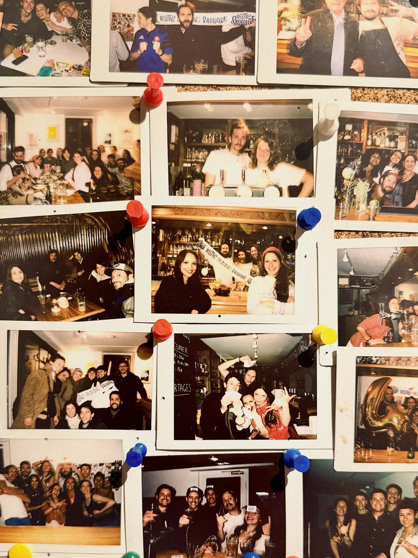Bientôt 3 ans de vous 🫶
Franchement ça file, on ne s’en était presque pas aperçu et boum on souffle bientôt notre 3ème bougie.
C’est le genre de moment où tu prends le temps de faire une pause pour regarder le chemin parcouru.
Et il est beau ❤️
Si on devait résumer un lieu c’est du love, des gens, de l’énergie, du collectif.
Alors simplement MERCI MERCI MERCI
à tous ceux qui participent de près ou de loin à cette aventure un peu folle,
tous ceux qui passent le pas de la porte,
tous ceux qui vivent une émotion forte ici,
tous ceux qui se rencontrent,
tous ceux qui chantent,
tous ceux qui s’aiment.
Vous êtes beaux
Cette année nous avons accueilli notre premier bébé Bistro Sauvage et plusieurs couples se sont rencontrés ici ; vous voir épanoui est pour nous le plus beau des cadeaux.
Encore un peu d’Amour, encore 🫶
On vous aime les sauvageons et venez nous faire un bisou le 22 novembre !
#annecy #bistro #restaurant
