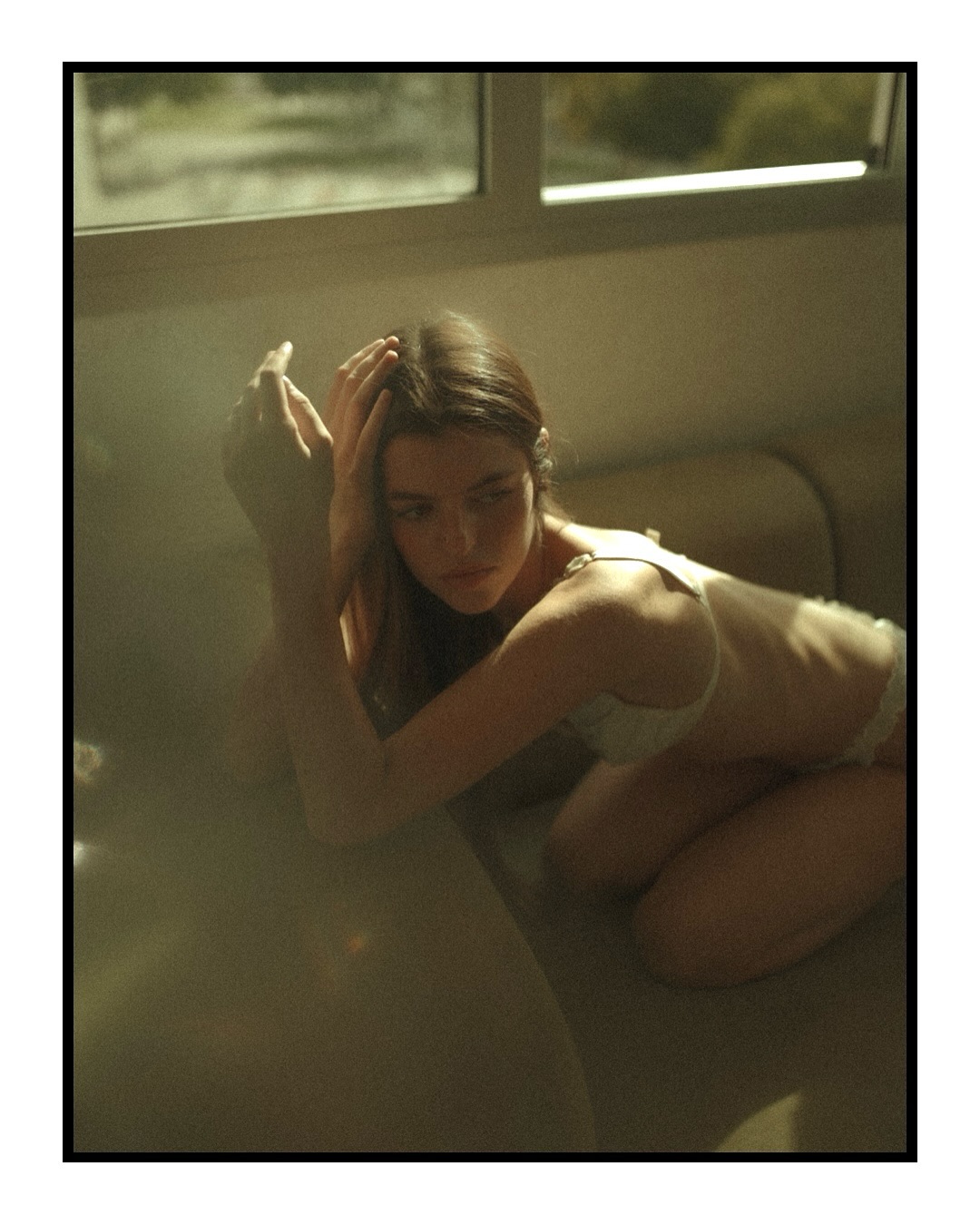 Ha sido un fin de semana realmente inspirador✨Sois personas maravillosas🩵Muchas gracias por recordarnos de nuevo a ser nosotros mismos y dejar fluir la creatividad que brota dentro de nosotros🫶🏻
@lalovenenoso @joanmartinezros ✨
Gracias por tu belleza @puchy10 🦋
#inspiracion #creatividad #magia #alegria #artistas #fotografia #luzycolor #arte #momentosmagicos #luzysombra #portraitphotography #artisticportrait #lightplay #modelshooting #beauty #colors #creativephotography #fineartportrait #portraiture #moodyportrait #artisticvision #visualstorytelling #portrait_perfection #portrait_mood #colorandlight