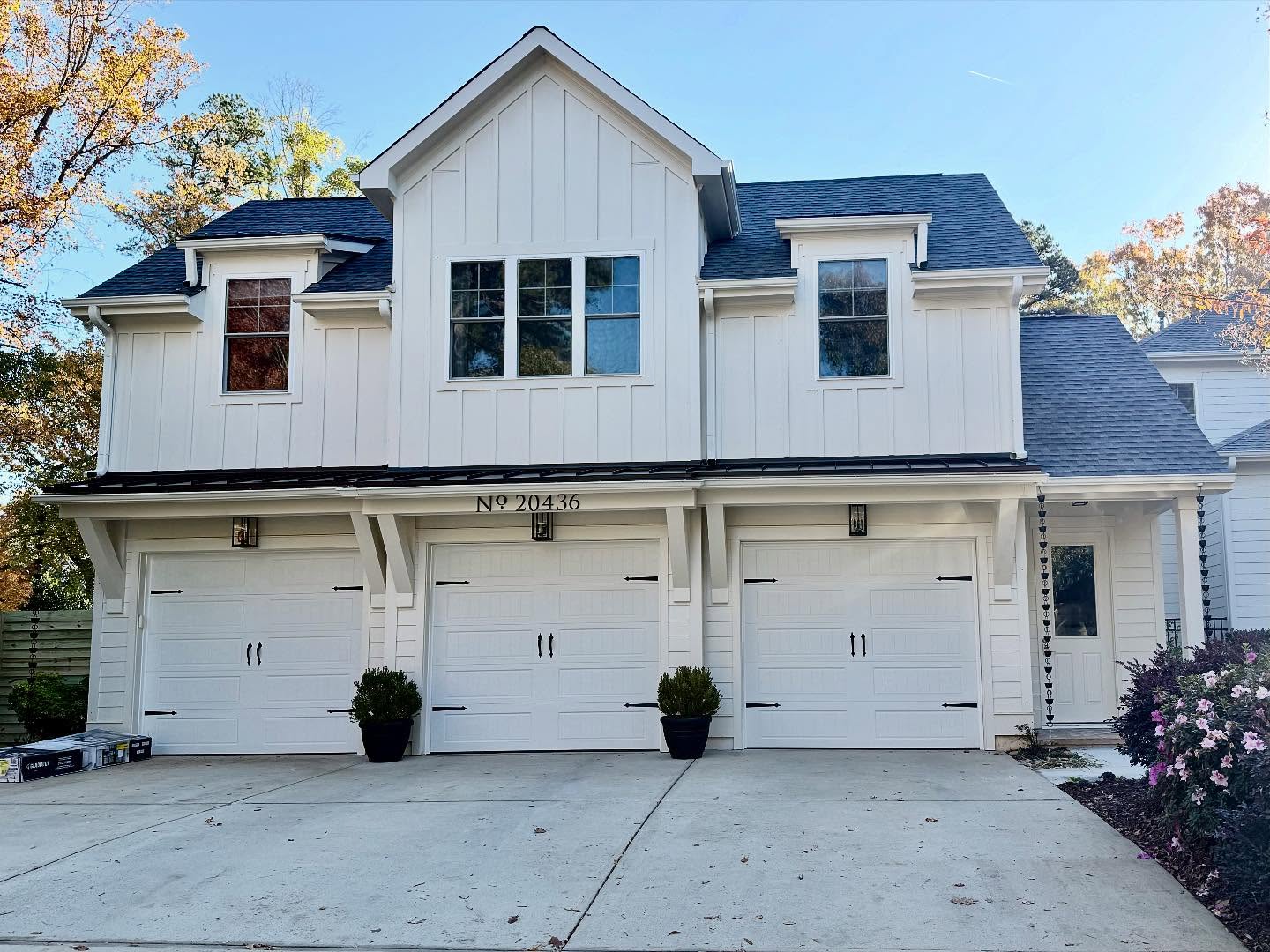 🤩 Need some extra living space?? These clients sure did and we gave them just that!! This project involved completely removing the roof on this existing 3-car garage and adding a full 2nd story, including two bedrooms, a living room, bathroom and full kitchen! We love how this came out!! Let’s chat about adding some SPACE to your life!!