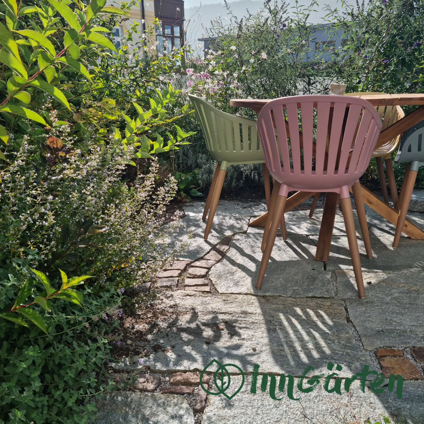 Sitzplatz in der Gartenoase
Terrasse aus Naturstein – natürlich, zeitlos.
www.inngaerten.at
#inngaerten #galabau #gartenbau #gartendesign #gartenideen #gartenpflege #bepflanzung #pflegeleichtergarten #naturgarten #staudenbeet #gartengestaltung #innsbruck