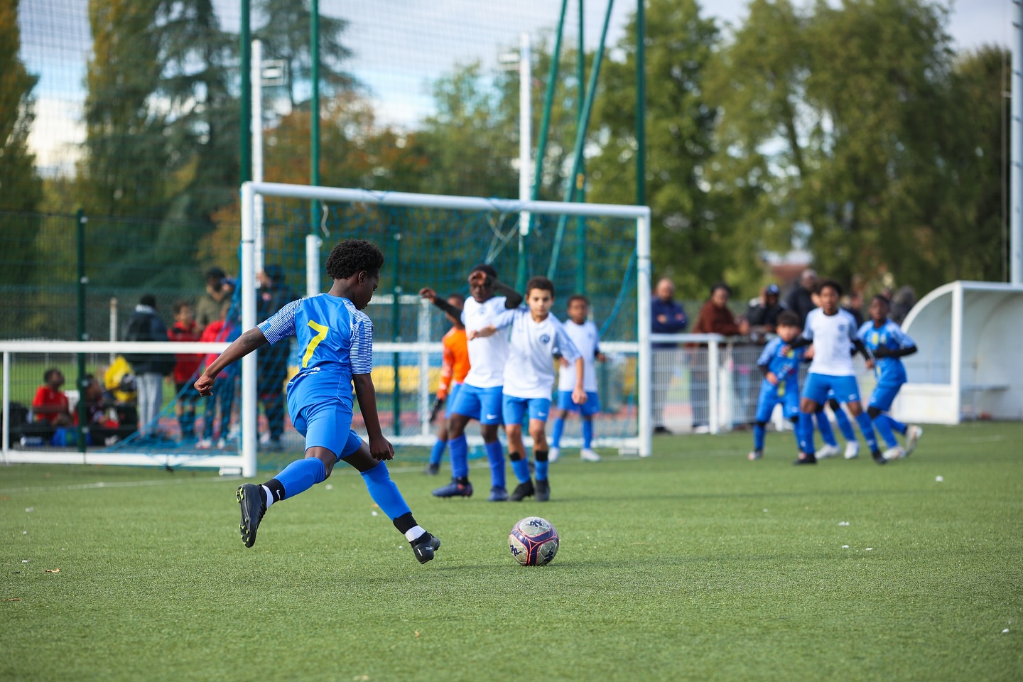 📸 Retour sur le tournoi U10/U11 du FC Longjumeau.
Une journée remplie de passion, d’intensité et de sourires sur les terrains ⚽✨
Bravo aux jeunes joueurs pour leur énergie et leur esprit d’équipe 👏.
Et un grand merci au @fclongjumeau pour l’accueil et l’organisation. C’est toujours un plaisir de mettre en lumière le football amateur 🤝
À très vite sur les terrains ⚽
Focus Sport Club.