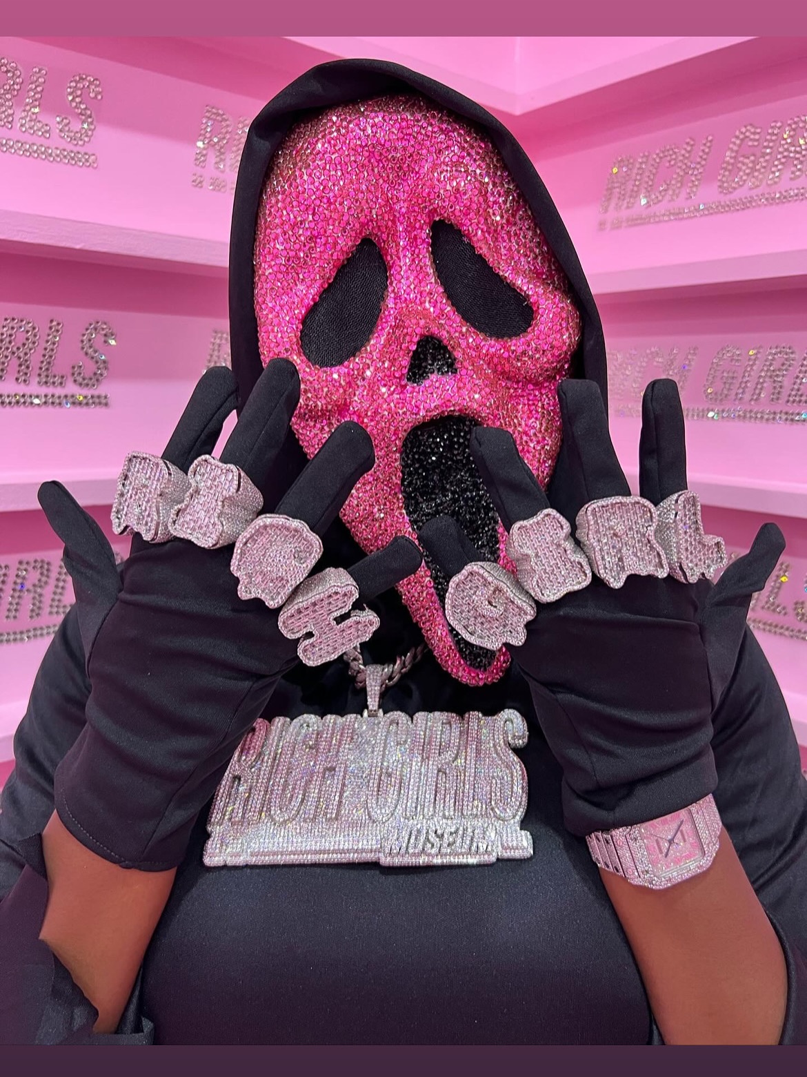 Flashback Friday - Rich Girls Halloween Edition π
#richgirlsmuseum #halloween #fbf #flashback #pumpkinhead #scarymovie #pumkinchallenge #pinkpumpkin #pinkhalloween #viral #fyp